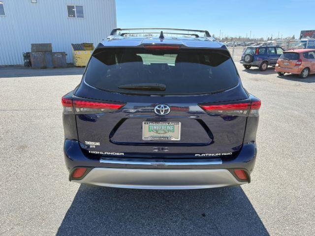 2022 BLUE /Black Toyota Highlander (5TDFZRBH2NS) with an 35L V-6 portdirect injection engine, Automatic transmission, located at 1175 N Woodruff Ave, Idaho Falls, ID, 83401, 43.506901, -111.999657 - Space, power, and everyday SUV flexibility come together in this 2022 Toyota Highlander AWD, equipped with a 3.5L V6 engine and all wheel drive capability for changing road conditions and year round driving needs. The three row SUV layout provides room for passengers while still maintaining adaptabl- Photo#33