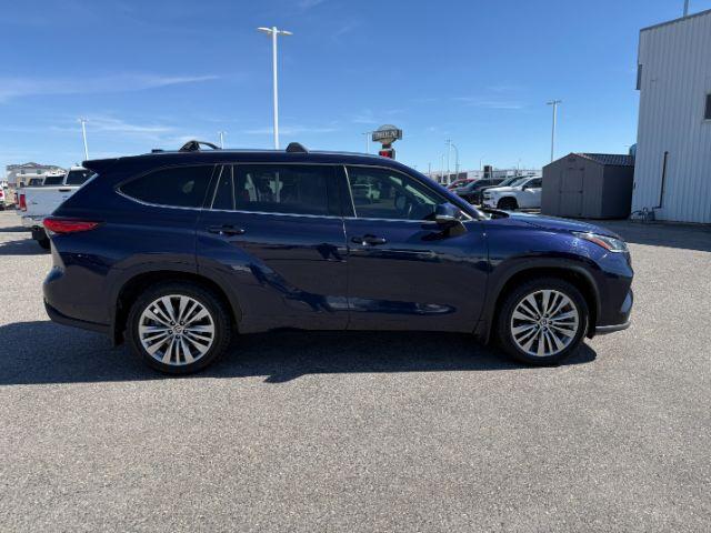 2022 BLUE /Black Toyota Highlander (5TDFZRBH2NS) with an 35L V-6 portdirect injection engine, Automatic transmission, located at 1175 N Woodruff Ave, Idaho Falls, ID, 83401, 43.506901, -111.999657 - Space, power, and everyday SUV flexibility come together in this 2022 Toyota Highlander AWD, equipped with a 3.5L V6 engine and all wheel drive capability for changing road conditions and year round driving needs. The three row SUV layout provides room for passengers while still maintaining adaptabl- Photo#39