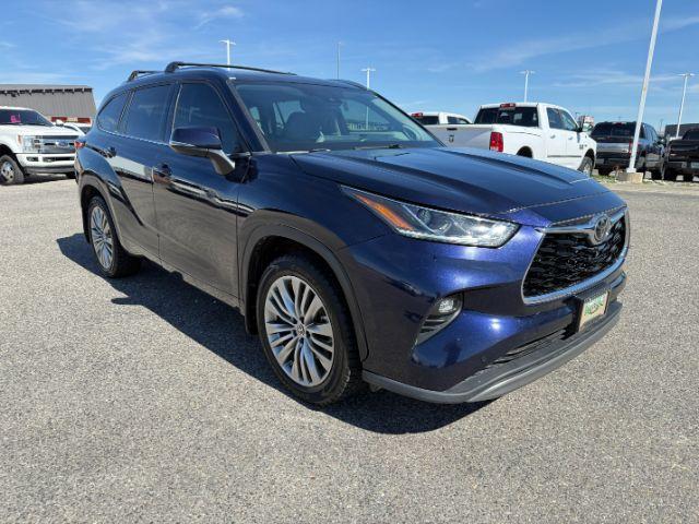 2022 BLUE /Black Toyota Highlander (5TDFZRBH2NS) with an 35L V-6 portdirect injection engine, Automatic transmission, located at 1175 N Woodruff Ave, Idaho Falls, ID, 83401, 43.506901, -111.999657 - Space, power, and everyday SUV flexibility come together in this 2022 Toyota Highlander AWD, equipped with a 3.5L V6 engine and all wheel drive capability for changing road conditions and year round driving needs. The three row SUV layout provides room for passengers while still maintaining adaptabl- Photo#40