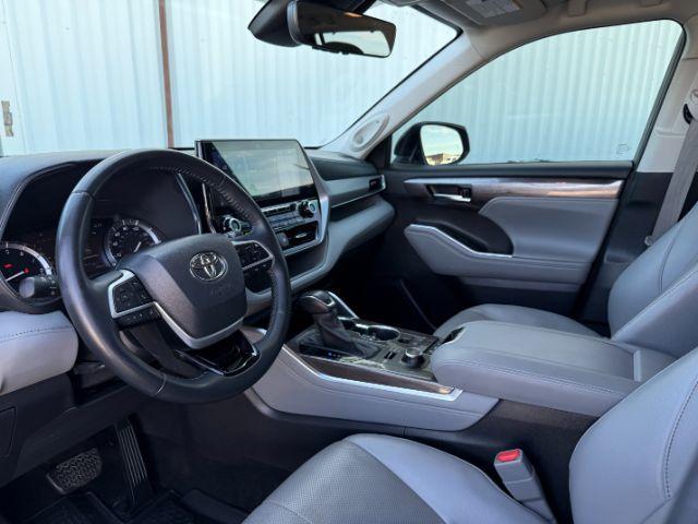 2022 BLUE /Black Toyota Highlander (5TDFZRBH2NS) with an 35L V-6 portdirect injection engine, Automatic transmission, located at 1175 N Woodruff Ave, Idaho Falls, ID, 83401, 43.506901, -111.999657 - Space, power, and everyday SUV flexibility come together in this 2022 Toyota Highlander AWD, equipped with a 3.5L V6 engine and all wheel drive capability for changing road conditions and year round driving needs. The three row SUV layout provides room for passengers while still maintaining adaptabl- Photo#45