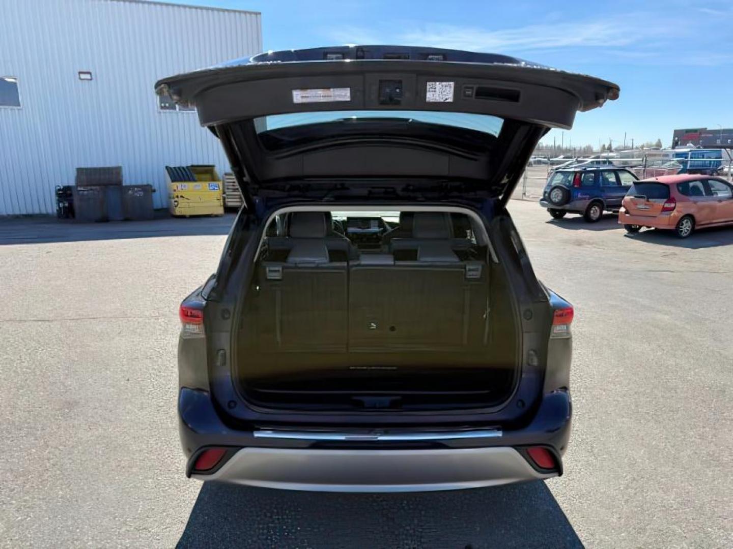 2022 BLUE /Black Toyota Highlander (5TDFZRBH2NS) with an 35L V-6 portdirect injection engine, Automatic transmission, located at 1175 N Woodruff Ave, Idaho Falls, ID, 83401, 43.506901, -111.999657 - At Timberline Auto, finding a great deal on your next vehicle is always easy! Our experienced sales staff's goal is to help find you the right vehicle at the right price! Our knowledgeable finance department has options for almost any credit score. We offer extended service contract options to prote - Photo#5