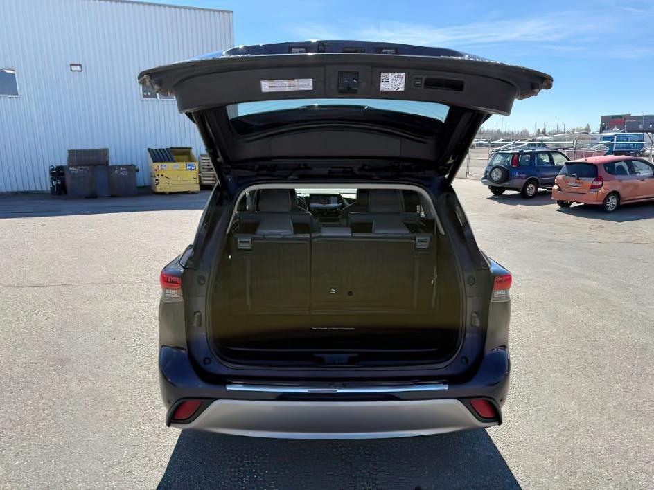 2022 BLUE /Black Toyota Highlander (5TDFZRBH2NS) with an 35L V-6 portdirect injection engine, Automatic transmission, located at 1175 N Woodruff Ave, Idaho Falls, ID, 83401, 43.506901, -111.999657 - Space, power, and everyday SUV flexibility come together in this 2022 Toyota Highlander AWD, equipped with a 3.5L V6 engine and all wheel drive capability for changing road conditions and year round driving needs. The three row SUV layout provides room for passengers while still maintaining adaptabl- Photo#5