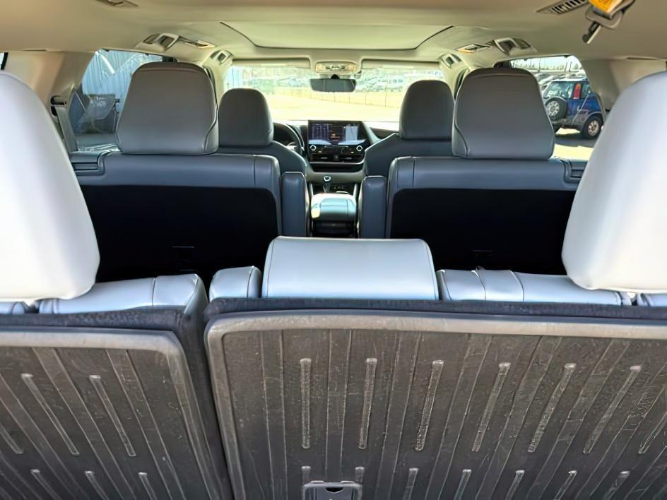 2022 BLUE /Black Toyota Highlander (5TDFZRBH2NS) with an 35L V-6 portdirect injection engine, Automatic transmission, located at 1175 N Woodruff Ave, Idaho Falls, ID, 83401, 43.506901, -111.999657 - Space, power, and everyday SUV flexibility come together in this 2022 Toyota Highlander AWD, equipped with a 3.5L V6 engine and all wheel drive capability for changing road conditions and year round driving needs. The three row SUV layout provides room for passengers while still maintaining adaptabl- Photo#7