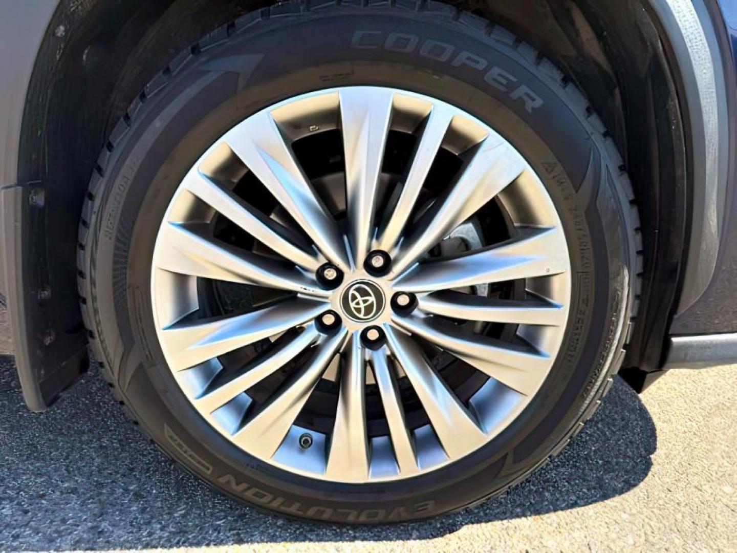 2022 BLUE /Black Toyota Highlander (5TDFZRBH2NS) with an 35L V-6 portdirect injection engine, Automatic transmission, located at 1175 N Woodruff Ave, Idaho Falls, ID, 83401, 43.506901, -111.999657 - At Timberline Auto, finding a great deal on your next vehicle is always easy! Our experienced sales staff's goal is to help find you the right vehicle at the right price! Our knowledgeable finance department has options for almost any credit score. We offer extended service contract options to prote - Photo#12