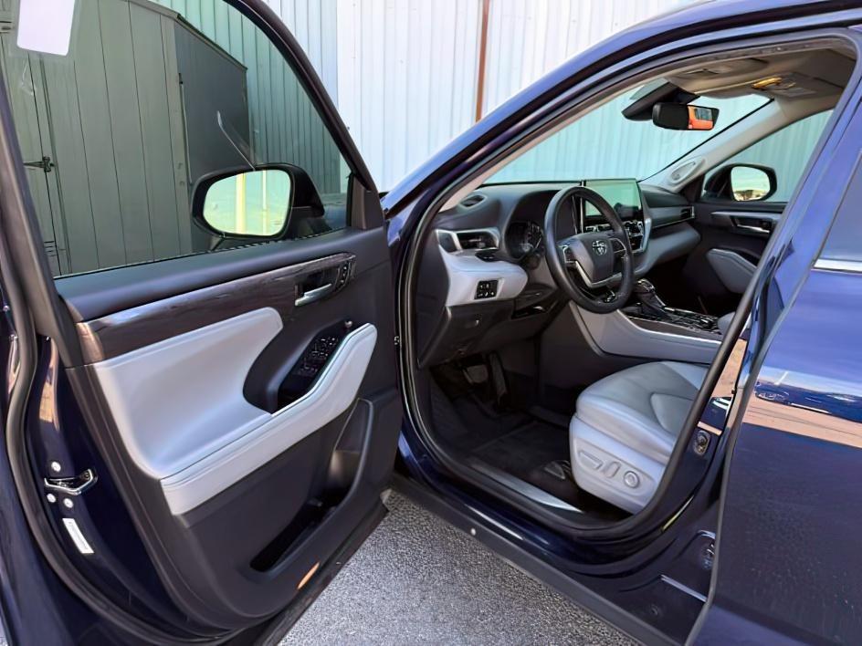 2022 BLUE /Black Toyota Highlander (5TDFZRBH2NS) with an 35L V-6 portdirect injection engine, Automatic transmission, located at 1175 N Woodruff Ave, Idaho Falls, ID, 83401, 43.506901, -111.999657 - Space, power, and everyday SUV flexibility come together in this 2022 Toyota Highlander AWD, equipped with a 3.5L V6 engine and all wheel drive capability for changing road conditions and year round driving needs. The three row SUV layout provides room for passengers while still maintaining adaptabl- Photo#13