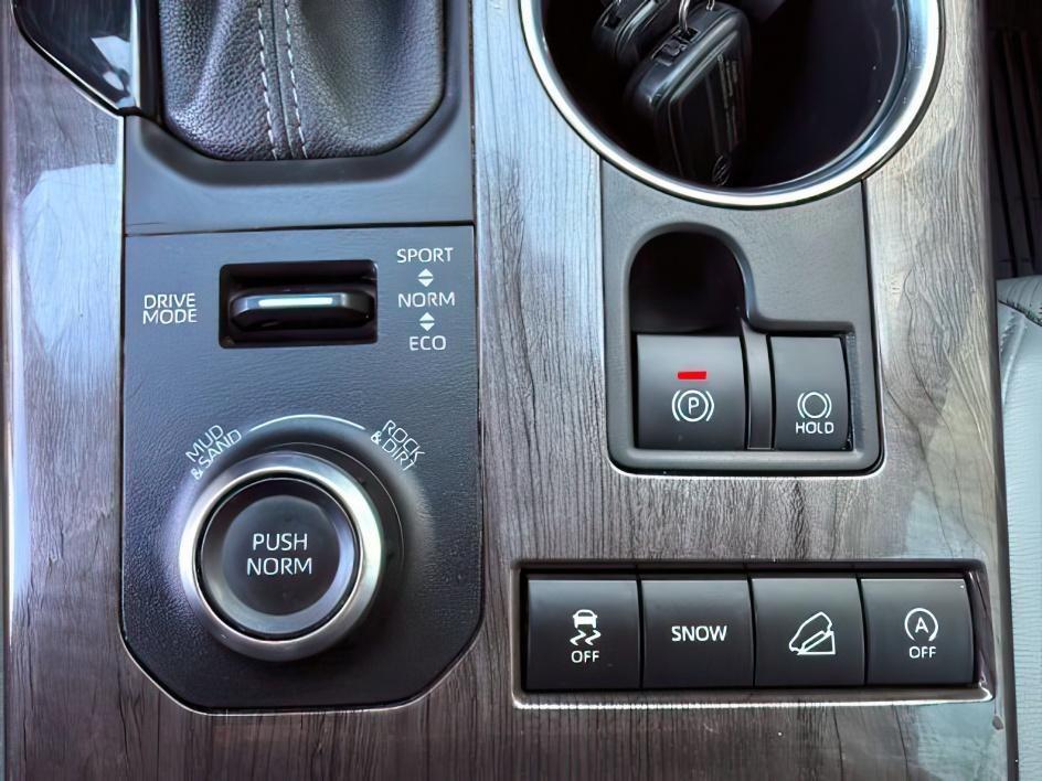 2022 BLUE /Black Toyota Highlander (5TDFZRBH2NS) with an 35L V-6 portdirect injection engine, Automatic transmission, located at 1175 N Woodruff Ave, Idaho Falls, ID, 83401, 43.506901, -111.999657 - Space, power, and everyday SUV flexibility come together in this 2022 Toyota Highlander AWD, equipped with a 3.5L V6 engine and all wheel drive capability for changing road conditions and year round driving needs. The three row SUV layout provides room for passengers while still maintaining adaptabl- Photo#21