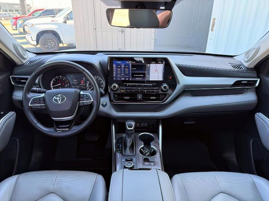 2022 BLUE /Black Toyota Highlander (5TDFZRBH2NS) with an 35L V-6 portdirect injection engine, Automatic transmission, located at 1175 N Woodruff Ave, Idaho Falls, ID, 83401, 43.506901, -111.999657 - Space, power, and everyday SUV flexibility come together in this 2022 Toyota Highlander AWD, equipped with a 3.5L V6 engine and all wheel drive capability for changing road conditions and year round driving needs. The three row SUV layout provides room for passengers while still maintaining adaptabl- Photo#26