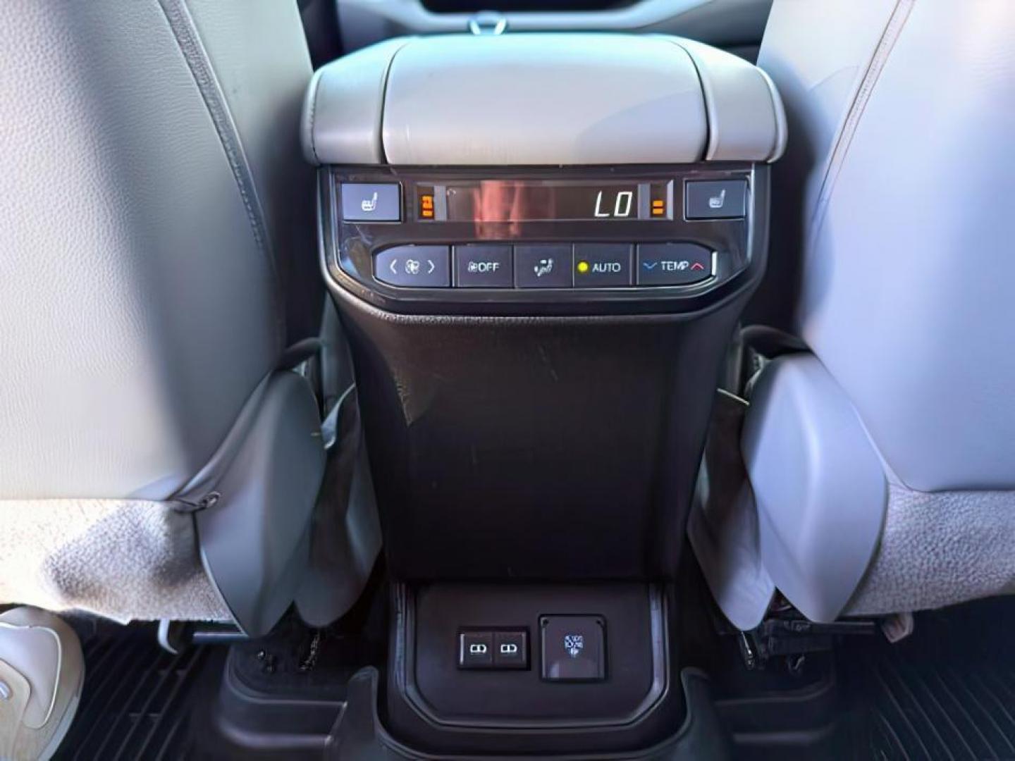 2022 BLUE /Black Toyota Highlander (5TDFZRBH2NS) with an 35L V-6 portdirect injection engine, Automatic transmission, located at 1175 N Woodruff Ave, Idaho Falls, ID, 83401, 43.506901, -111.999657 - At Timberline Auto, finding a great deal on your next vehicle is always easy! Our experienced sales staff's goal is to help find you the right vehicle at the right price! Our knowledgeable finance department has options for almost any credit score. We offer extended service contract options to prote - Photo#27