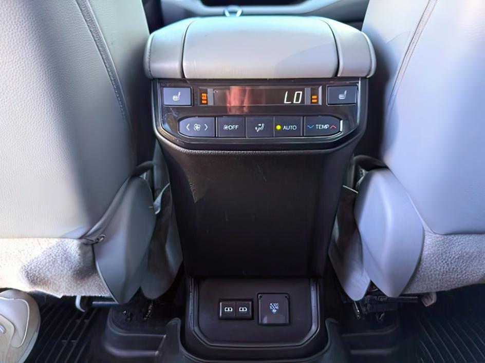 2022 BLUE /Black Toyota Highlander (5TDFZRBH2NS) with an 35L V-6 portdirect injection engine, Automatic transmission, located at 1175 N Woodruff Ave, Idaho Falls, ID, 83401, 43.506901, -111.999657 - Space, power, and everyday SUV flexibility come together in this 2022 Toyota Highlander AWD, equipped with a 3.5L V6 engine and all wheel drive capability for changing road conditions and year round driving needs. The three row SUV layout provides room for passengers while still maintaining adaptabl- Photo#27