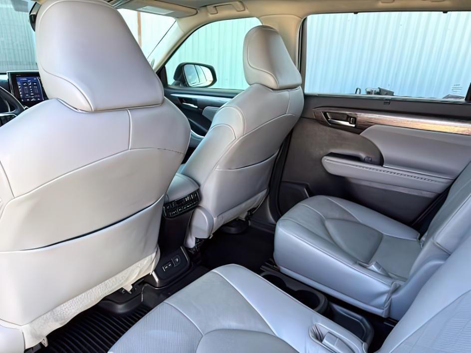 2022 BLUE /Black Toyota Highlander (5TDFZRBH2NS) with an 35L V-6 portdirect injection engine, Automatic transmission, located at 1175 N Woodruff Ave, Idaho Falls, ID, 83401, 43.506901, -111.999657 - Space, power, and everyday SUV flexibility come together in this 2022 Toyota Highlander AWD, equipped with a 3.5L V6 engine and all wheel drive capability for changing road conditions and year round driving needs. The three row SUV layout provides room for passengers while still maintaining adaptabl- Photo#28