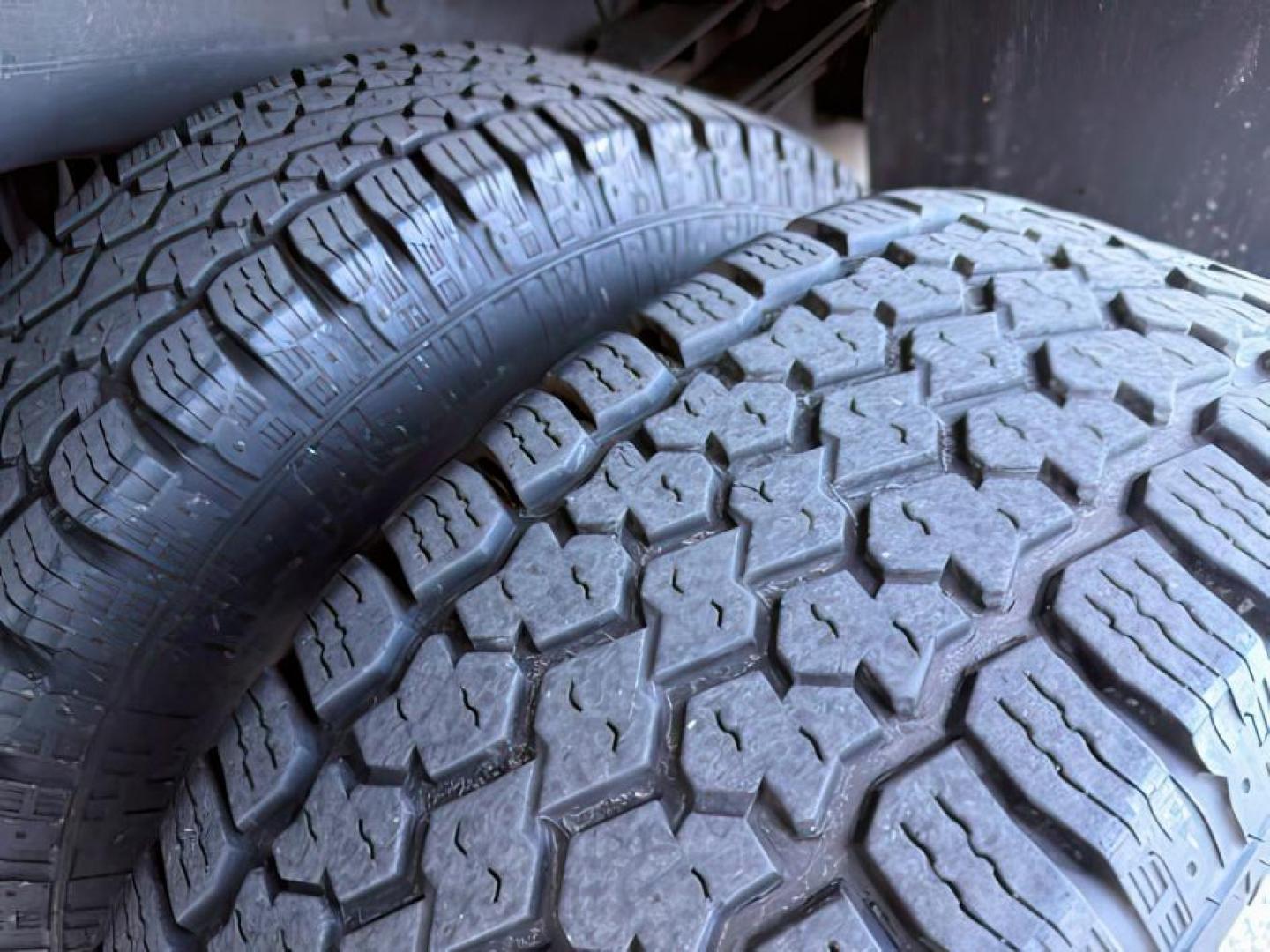 2018 WHITE /Camelback Ford F-350 (1FT8W3DT2JE) with an Powerstroke 67L V-8 diesel direct injection engine, Automatic transmission, located at 1175 N Woodruff Ave, Idaho Falls, ID, 83401, 43.506901, -111.999657 - At Timberline Auto, finding a great deal on your next vehicle is always easy! Our experienced sales staff's goal is to help find you the right vehicle at the right price! Our knowledgeable finance department has options for almost any credit score. We offer extended service contract options to prote - Photo#9