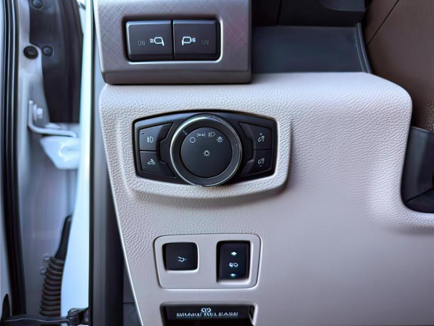 2018 WHITE /Camelback Ford F-350 (1FT8W3DT2JE) with an Powerstroke 67L V-8 diesel direct injection engine, Automatic transmission, located at 1175 N Woodruff Ave, Idaho Falls, ID, 83401, 43.506901, -111.999657 - At Timberline Auto, finding a great deal on your next vehicle is always easy! Our experienced sales staff's goal is to help find you the right vehicle at the right price! Our knowledgeable finance department has options for almost any credit score. We offer extended service contract options to prote - Photo#20