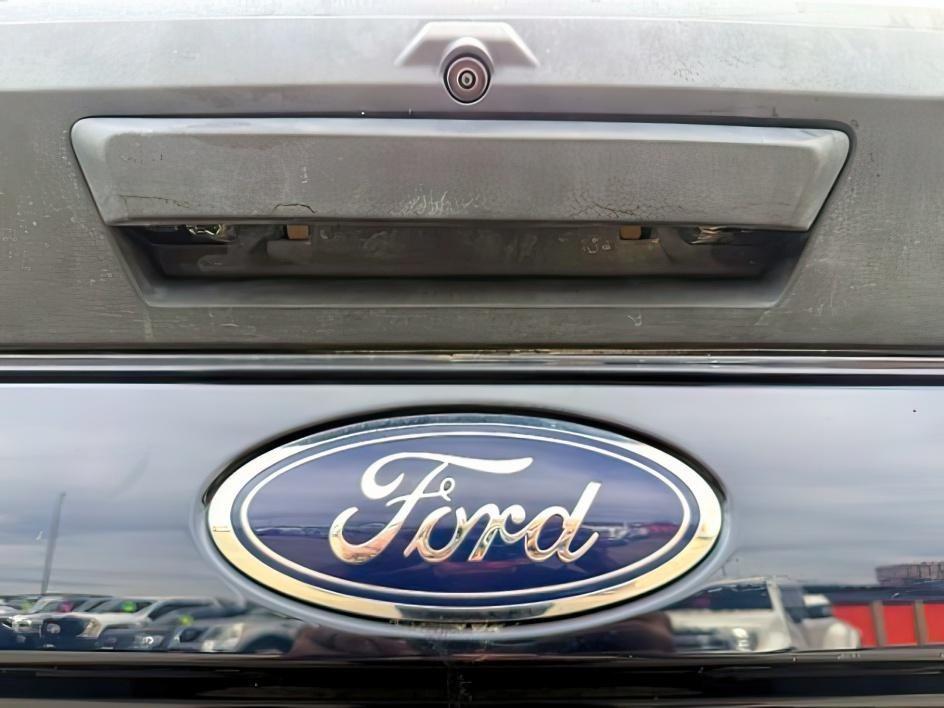 2021 BLUE /Medium Earth Gray Ford F-350 SD XLT Crew Cab Long Bed 4WD (1FT8W3B61ME) with an 6.2L V8 OHV 16V engine, 6-Speed Automatic transmission, located at 1235 N Woodruff Ave., Idaho Falls, 83401, (208) 523-1053, 43.507172, -112.000488 - At Timberline Auto, finding a great deal on your next vehicle is always easy! Our experienced sales staff's goal is to help find you the right vehicle at the right price! Our knowledgeable finance department has options for almost any credit score. We offer extended service contract options to prote- Photo#3