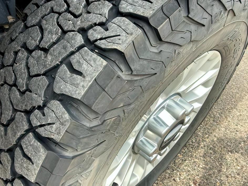 2021 BLUE /Medium Earth Gray Ford F-350 SD XLT Crew Cab Long Bed 4WD (1FT8W3B61ME) with an 6.2L V8 OHV 16V engine, 6-Speed Automatic transmission, located at 1235 N Woodruff Ave., Idaho Falls, 83401, (208) 523-1053, 43.507172, -112.000488 - At Timberline Auto, finding a great deal on your next vehicle is always easy! Our experienced sales staff's goal is to help find you the right vehicle at the right price! Our knowledgeable finance department has options for almost any credit score. We offer extended service contract options to prote- Photo#8