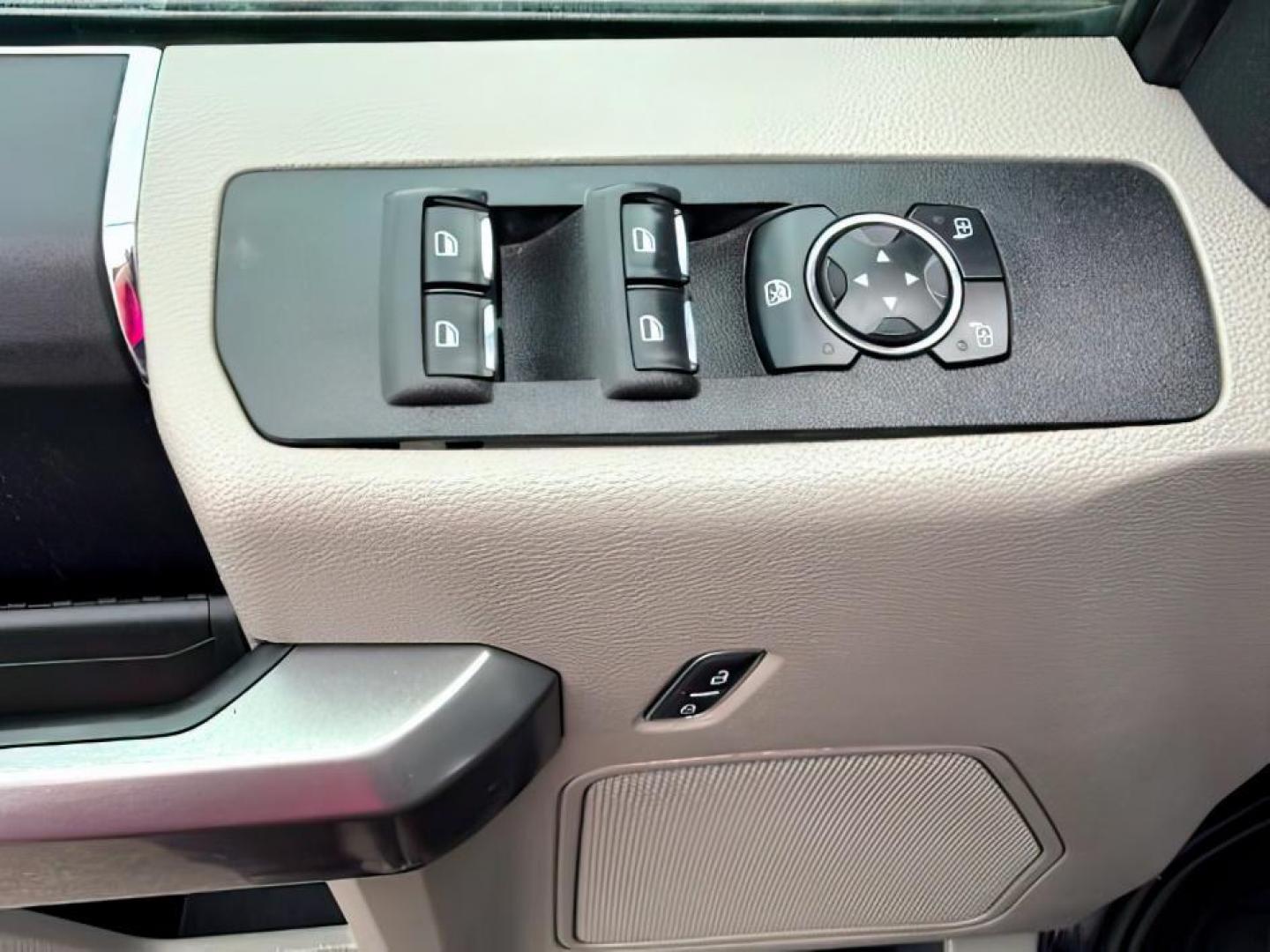 2021 BLUE /Medium Earth Gray Ford F-350 SD XLT Crew Cab Long Bed 4WD (1FT8W3B61ME) with an 6.2L V8 OHV 16V engine, 6-Speed Automatic transmission, located at 1235 N Woodruff Ave., Idaho Falls, 83401, (208) 523-1053, 43.507172, -112.000488 - At Timberline Auto, finding a great deal on your next vehicle is always easy! Our experienced sales staff's goal is to help find you the right vehicle at the right price! Our knowledgeable finance department has options for almost any credit score. We offer extended service contract options to prote - Photo#19