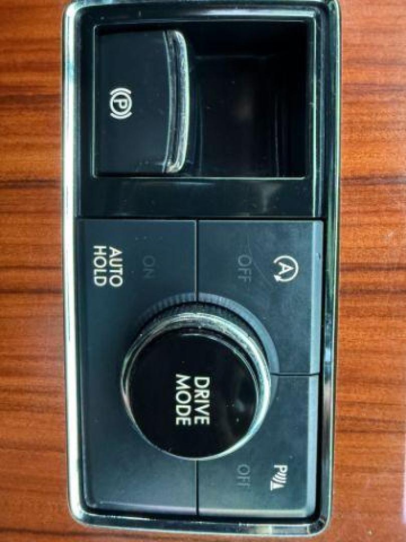 2018 BLACK /Ebony Lincoln Navigator (5LMJJ2JT2JE) with an EcoBoost 35L V-6 portdirect injection engine, Automatic transmission, located at 1175 N Woodruff Ave, Idaho Falls, ID, 83401, 43.506901, -111.999657 - At Timberline Auto, finding a great deal on your next vehicle is always easy! Our experienced sales staff's goal is to help find you the right vehicle at the right price! Our knowledgeable finance department has options for almost any credit score. We offer extended service contract options to prote - Photo#52