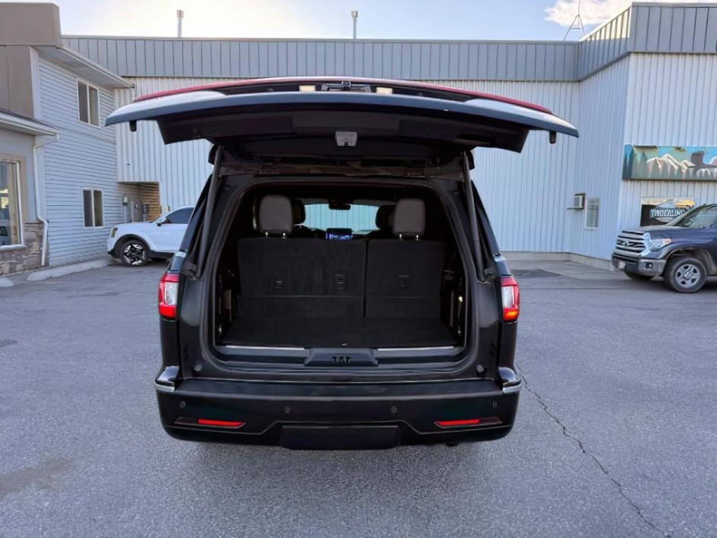 2018 BLACK /Ebony Lincoln Navigator (5LMJJ2JT2JE) with an EcoBoost 35L V-6 portdirect injection engine, Automatic transmission, located at 1175 N Woodruff Ave, Idaho Falls, ID, 83401, 43.506901, -111.999657 - At Timberline Auto, finding a great deal on your next vehicle is always easy! Our experienced sales staff's goal is to help find you the right vehicle at the right price! Our knowledgeable finance department has options for almost any credit score. We offer extended service contract options to prote - Photo#5