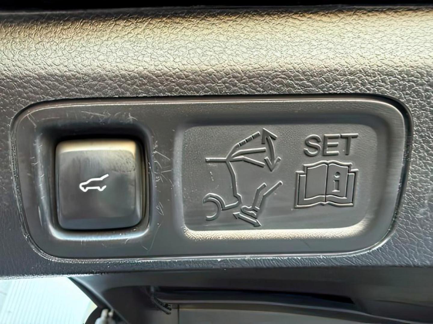 2018 BLACK /Ebony Lincoln Navigator (5LMJJ2JT2JE) with an EcoBoost 35L V-6 portdirect injection engine, Automatic transmission, located at 1175 N Woodruff Ave, Idaho Falls, ID, 83401, 43.506901, -111.999657 - At Timberline Auto, finding a great deal on your next vehicle is always easy! Our experienced sales staff's goal is to help find you the right vehicle at the right price! Our knowledgeable finance department has options for almost any credit score. We offer extended service contract options to prote - Photo#6