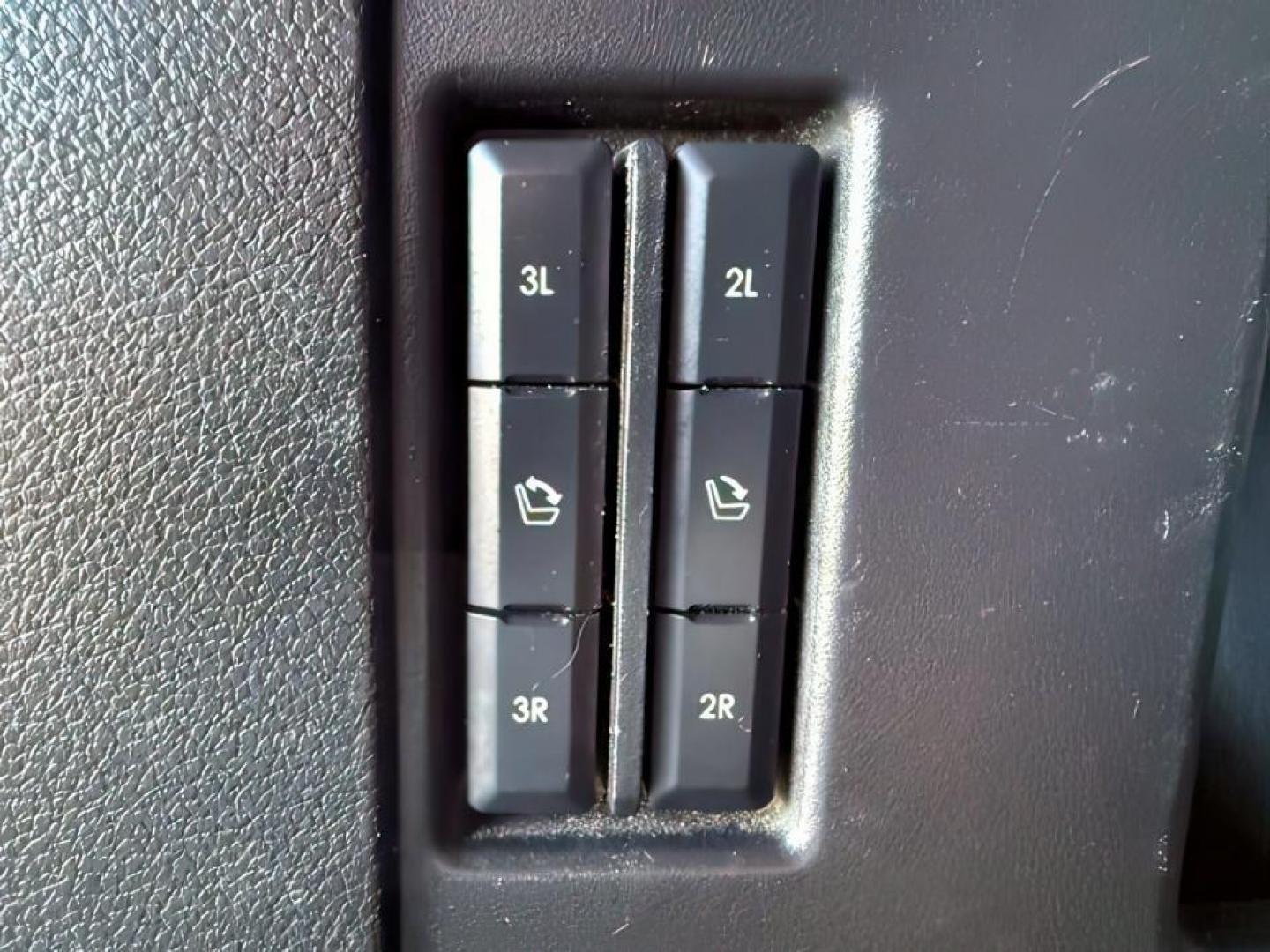 2018 BLACK /Ebony Lincoln Navigator (5LMJJ2JT2JE) with an EcoBoost 35L V-6 portdirect injection engine, Automatic transmission, located at 1175 N Woodruff Ave, Idaho Falls, ID, 83401, 43.506901, -111.999657 - At Timberline Auto, finding a great deal on your next vehicle is always easy! Our experienced sales staff's goal is to help find you the right vehicle at the right price! Our knowledgeable finance department has options for almost any credit score. We offer extended service contract options to prote - Photo#8