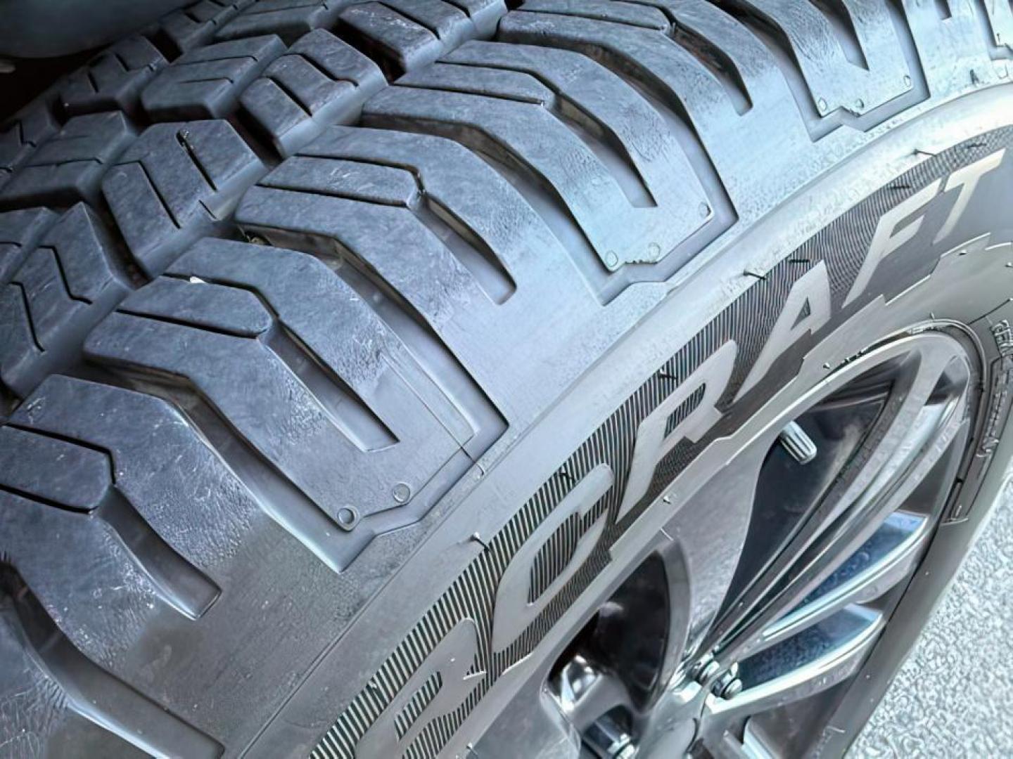 2018 BLACK /Ebony Lincoln Navigator (5LMJJ2JT2JE) with an EcoBoost 35L V-6 portdirect injection engine, Automatic transmission, located at 1175 N Woodruff Ave, Idaho Falls, ID, 83401, 43.506901, -111.999657 - At Timberline Auto, finding a great deal on your next vehicle is always easy! Our experienced sales staff's goal is to help find you the right vehicle at the right price! Our knowledgeable finance department has options for almost any credit score. We offer extended service contract options to prote - Photo#13