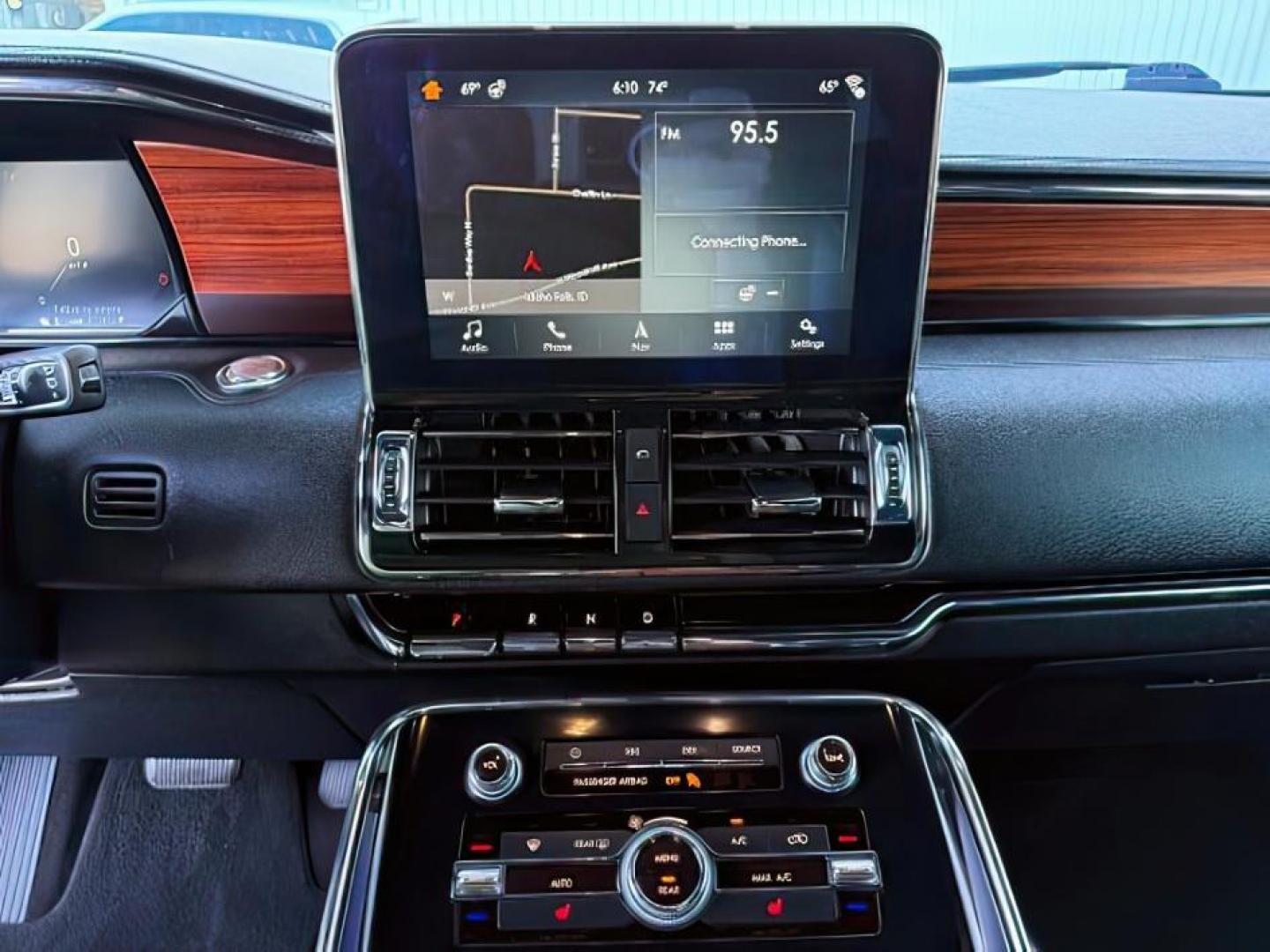 2018 BLACK /Ebony Lincoln Navigator (5LMJJ2JT2JE) with an EcoBoost 35L V-6 portdirect injection engine, Automatic transmission, located at 1175 N Woodruff Ave, Idaho Falls, ID, 83401, 43.506901, -111.999657 - At Timberline Auto, finding a great deal on your next vehicle is always easy! Our experienced sales staff's goal is to help find you the right vehicle at the right price! Our knowledgeable finance department has options for almost any credit score. We offer extended service contract options to prote - Photo#19