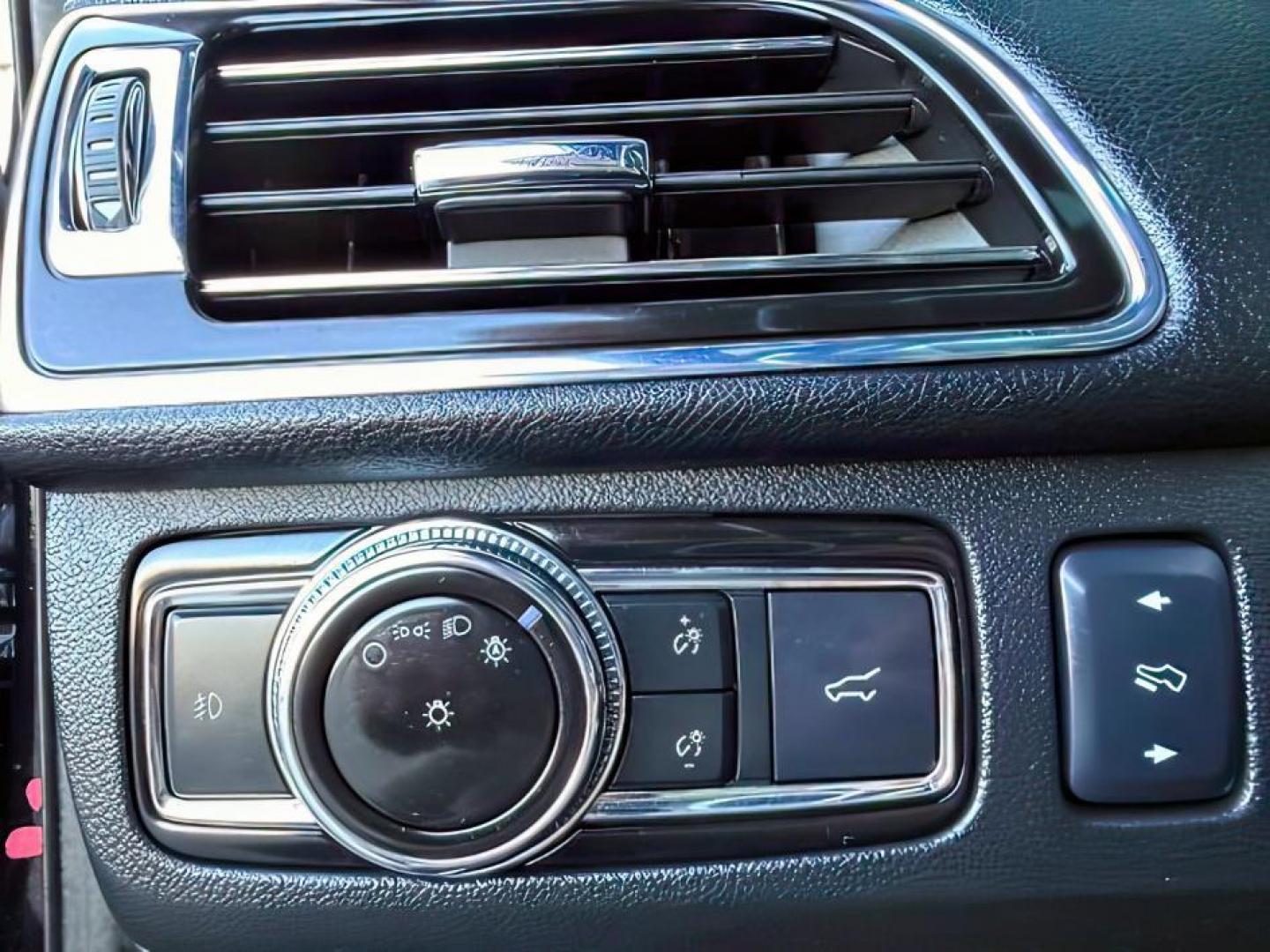 2018 BLACK /Ebony Lincoln Navigator (5LMJJ2JT2JE) with an EcoBoost 35L V-6 portdirect injection engine, Automatic transmission, located at 1175 N Woodruff Ave, Idaho Falls, ID, 83401, 43.506901, -111.999657 - At Timberline Auto, finding a great deal on your next vehicle is always easy! Our experienced sales staff's goal is to help find you the right vehicle at the right price! Our knowledgeable finance department has options for almost any credit score. We offer extended service contract options to prote - Photo#23