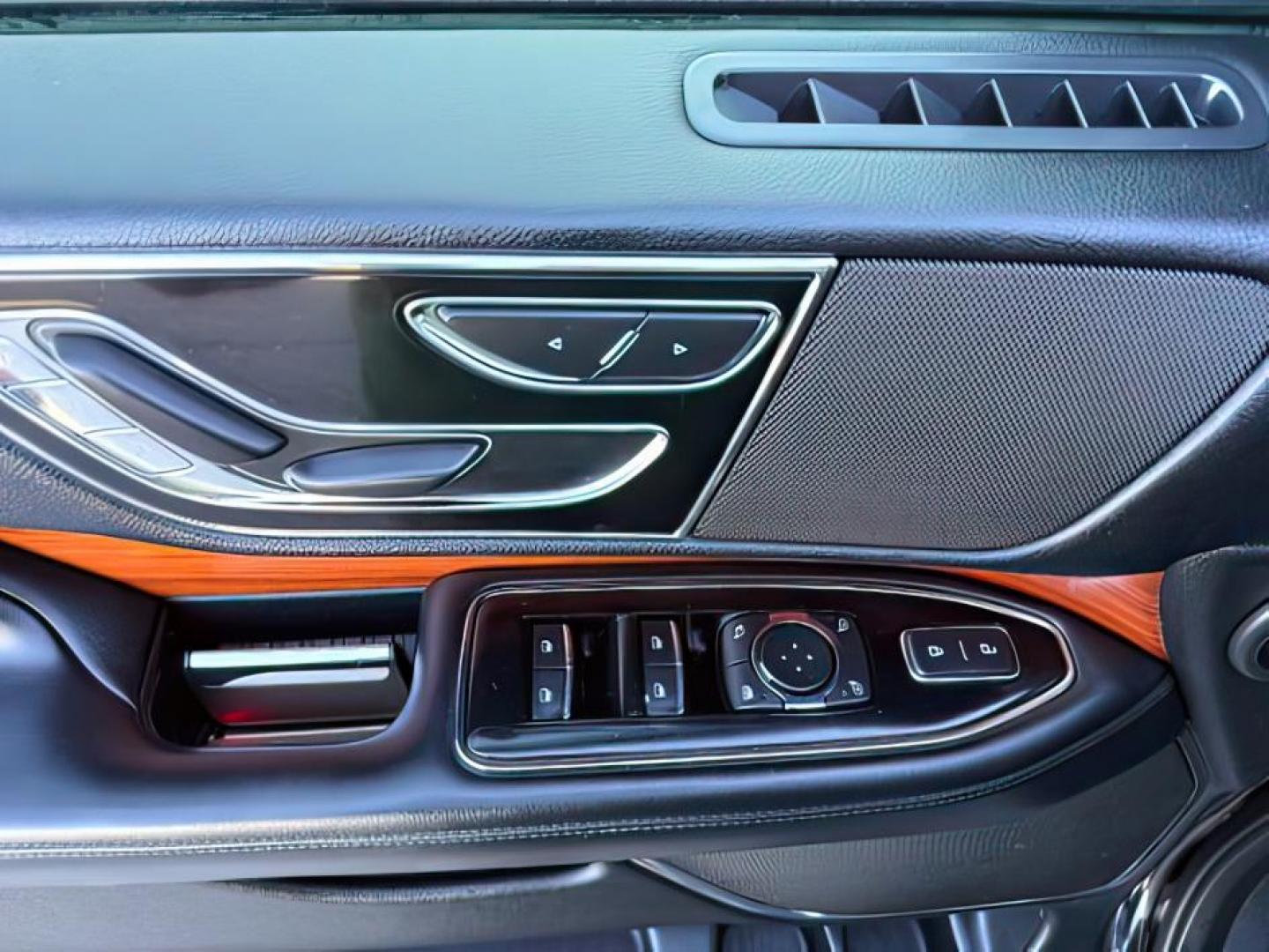 2018 BLACK /Ebony Lincoln Navigator (5LMJJ2JT2JE) with an EcoBoost 35L V-6 portdirect injection engine, Automatic transmission, located at 1175 N Woodruff Ave, Idaho Falls, ID, 83401, 43.506901, -111.999657 - At Timberline Auto, finding a great deal on your next vehicle is always easy! Our experienced sales staff's goal is to help find you the right vehicle at the right price! Our knowledgeable finance department has options for almost any credit score. We offer extended service contract options to prote - Photo#25