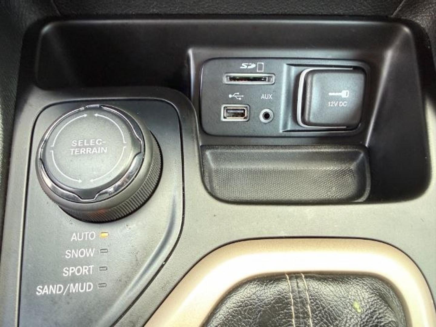 2014 GRAY /Black Jeep Cherokee (1C4PJMCSXEW) with an 32L V-6 DOHC engine, Automatic transmission, located at 1175 N Woodruff Ave, Idaho Falls, ID, 83401, 43.506901, -111.999657 - At Timberline Auto, finding a great deal on your next vehicle is always easy! Our experienced sales staff's goal is to help find you the right vehicle at the right price! Our knowledgeable finance department has options for almost any credit score. We offer extended service contract options to prote - Photo#46