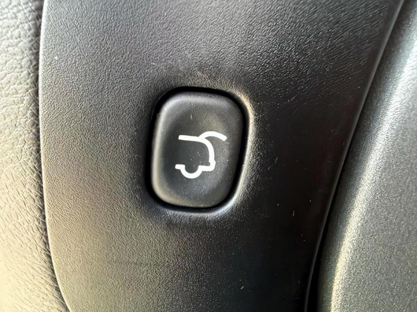 2014 GRAY /Black Jeep Cherokee (1C4PJMCSXEW) with an 32L V-6 DOHC engine, Automatic transmission, located at 1175 N Woodruff Ave, Idaho Falls, ID, 83401, 43.506901, -111.999657 - At Timberline Auto, finding a great deal on your next vehicle is always easy! Our experienced sales staff's goal is to help find you the right vehicle at the right price! Our knowledgeable finance department has options for almost any credit score. We offer extended service contract options to prote - Photo#6