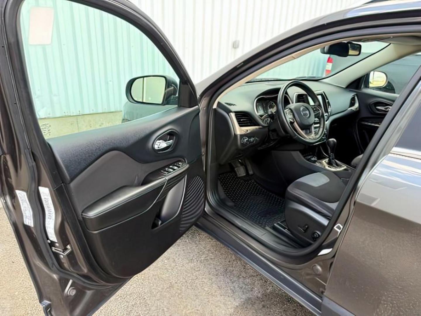 2014 GRAY /Black Jeep Cherokee (1C4PJMCSXEW) with an 32L V-6 DOHC engine, Automatic transmission, located at 1175 N Woodruff Ave, Idaho Falls, ID, 83401, 43.506901, -111.999657 - At Timberline Auto, finding a great deal on your next vehicle is always easy! Our experienced sales staff's goal is to help find you the right vehicle at the right price! Our knowledgeable finance department has options for almost any credit score. We offer extended service contract options to prote - Photo#13