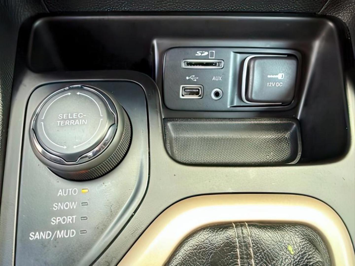 2014 GRAY /Black Jeep Cherokee (1C4PJMCSXEW) with an 32L V-6 DOHC engine, Automatic transmission, located at 1175 N Woodruff Ave, Idaho Falls, ID, 83401, 43.506901, -111.999657 - At Timberline Auto, finding a great deal on your next vehicle is always easy! Our experienced sales staff's goal is to help find you the right vehicle at the right price! Our knowledgeable finance department has options for almost any credit score. We offer extended service contract options to prote - Photo#19