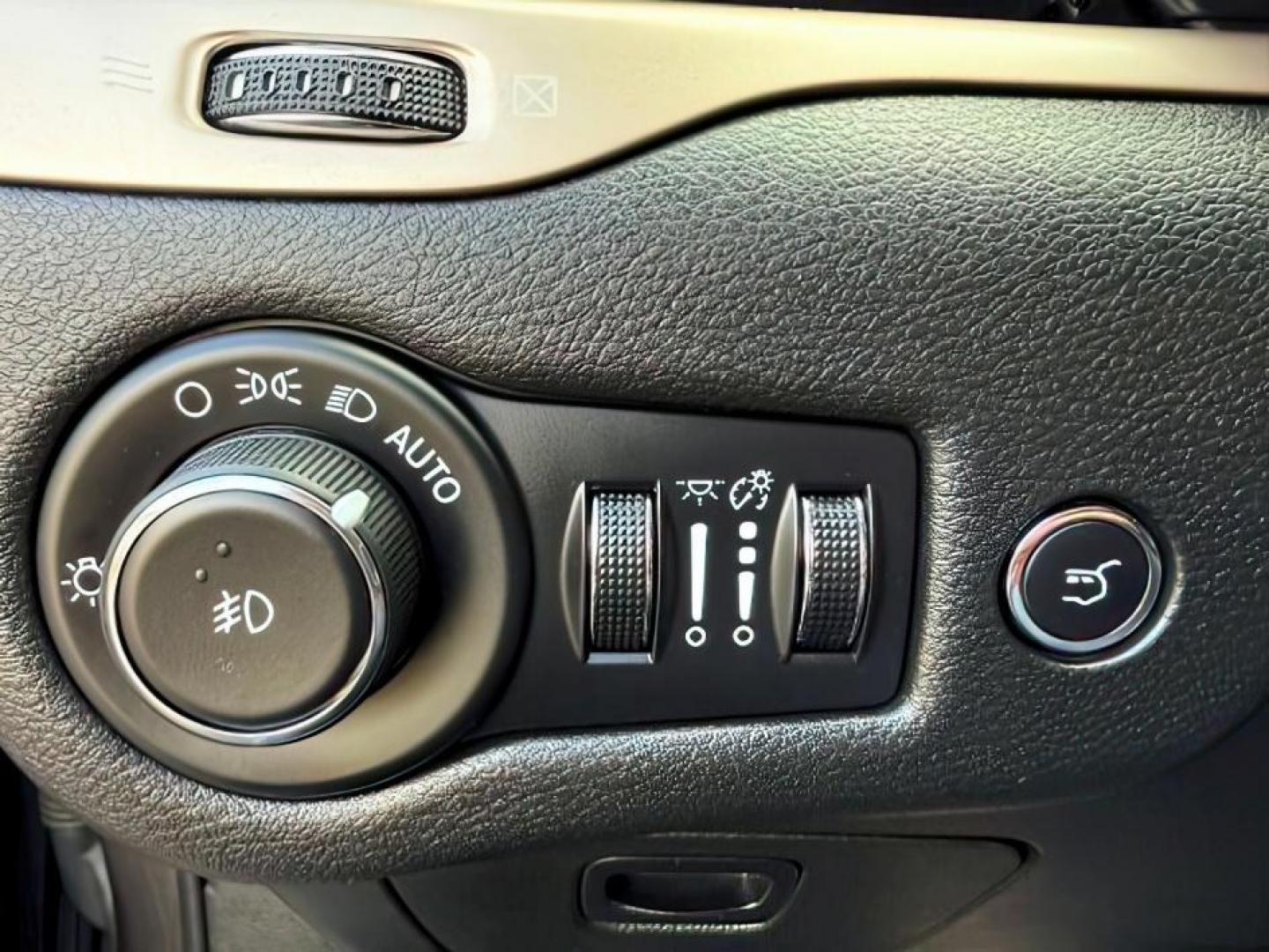 2014 GRAY /Black Jeep Cherokee (1C4PJMCSXEW) with an 32L V-6 DOHC engine, Automatic transmission, located at 1175 N Woodruff Ave, Idaho Falls, ID, 83401, 43.506901, -111.999657 - At Timberline Auto, finding a great deal on your next vehicle is always easy! Our experienced sales staff's goal is to help find you the right vehicle at the right price! Our knowledgeable finance department has options for almost any credit score. We offer extended service contract options to prote - Photo#21