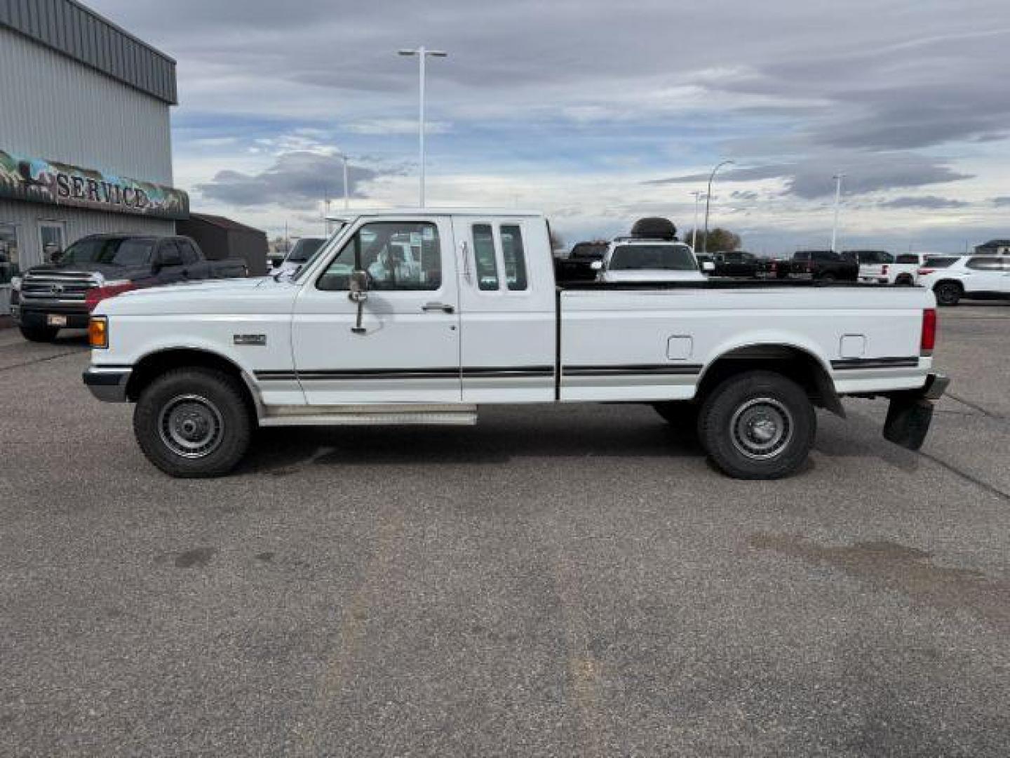 1990 WHITE /CLOTH Ford F-250 XLT (1FTHX26M2LK) with an 7.3L V-8 diesel direct injection engine, AUTOMATIC transmission, located at 1235 N Woodruff Ave., Idaho Falls, 83401, (208) 523-1053, 43.507172, -112.000488 - At Timberline Auto, finding a great deal on your next vehicle is always easy! Our experienced sales staff's goal is to help find you the right vehicle at the right price! Our knowledgeable finance department has options for almost any credit score. We offer extended service contract options to prote - Photo#20