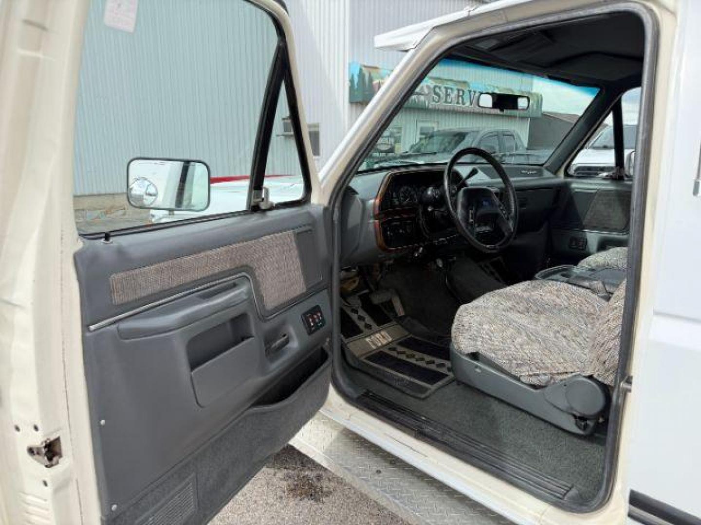 1990 WHITE /CLOTH Ford F-250 XLT (1FTHX26M2LK) with an 7.3L V-8 diesel direct injection engine, AUTOMATIC transmission, located at 1235 N Woodruff Ave., Idaho Falls, 83401, (208) 523-1053, 43.507172, -112.000488 - At Timberline Auto, finding a great deal on your next vehicle is always easy! Our experienced sales staff's goal is to help find you the right vehicle at the right price! Our knowledgeable finance department has options for almost any credit score. We offer extended service contract options to prote - Photo#30