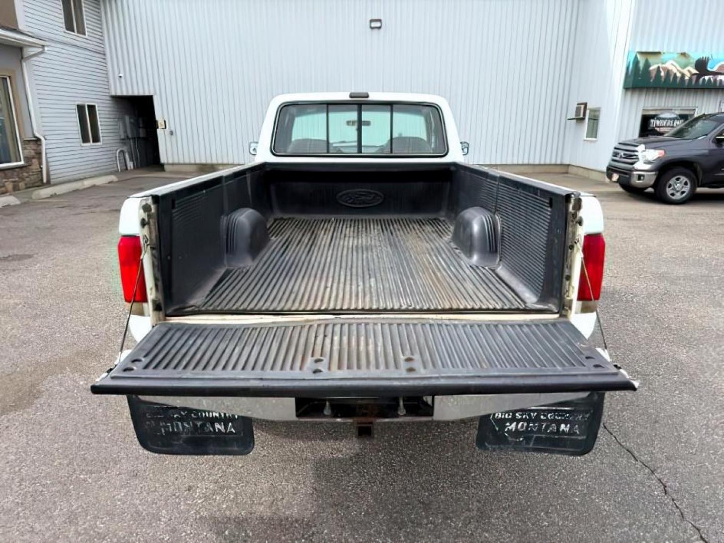 1990 WHITE /CLOTH Ford F-250 XLT (1FTHX26M2LK) with an 7.3L V-8 diesel direct injection engine, AUTOMATIC transmission, located at 1235 N Woodruff Ave., Idaho Falls, 83401, (208) 523-1053, 43.507172, -112.000488 - At Timberline Auto, finding a great deal on your next vehicle is always easy! Our experienced sales staff's goal is to help find you the right vehicle at the right price! Our knowledgeable finance department has options for almost any credit score. We offer extended service contract options to prote - Photo#4