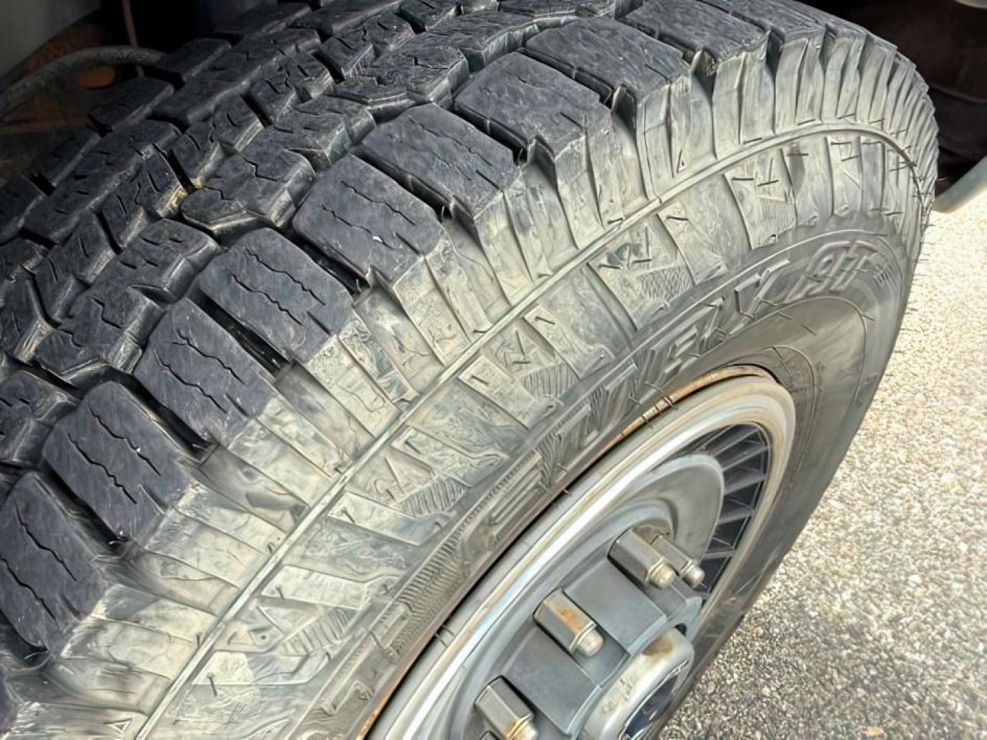 1990 WHITE /CLOTH Ford F-250 XLT (1FTHX26M2LK) with an 7.3L V-8 diesel direct injection engine, AUTOMATIC transmission, located at 1235 N Woodruff Ave., Idaho Falls, 83401, (208) 523-1053, 43.507172, -112.000488 - At Timberline Auto, finding a great deal on your next vehicle is always easy! Our experienced sales staff's goal is to help find you the right vehicle at the right price! Our knowledgeable finance department has options for almost any credit score. We offer extended service contract options to prote - Photo#9