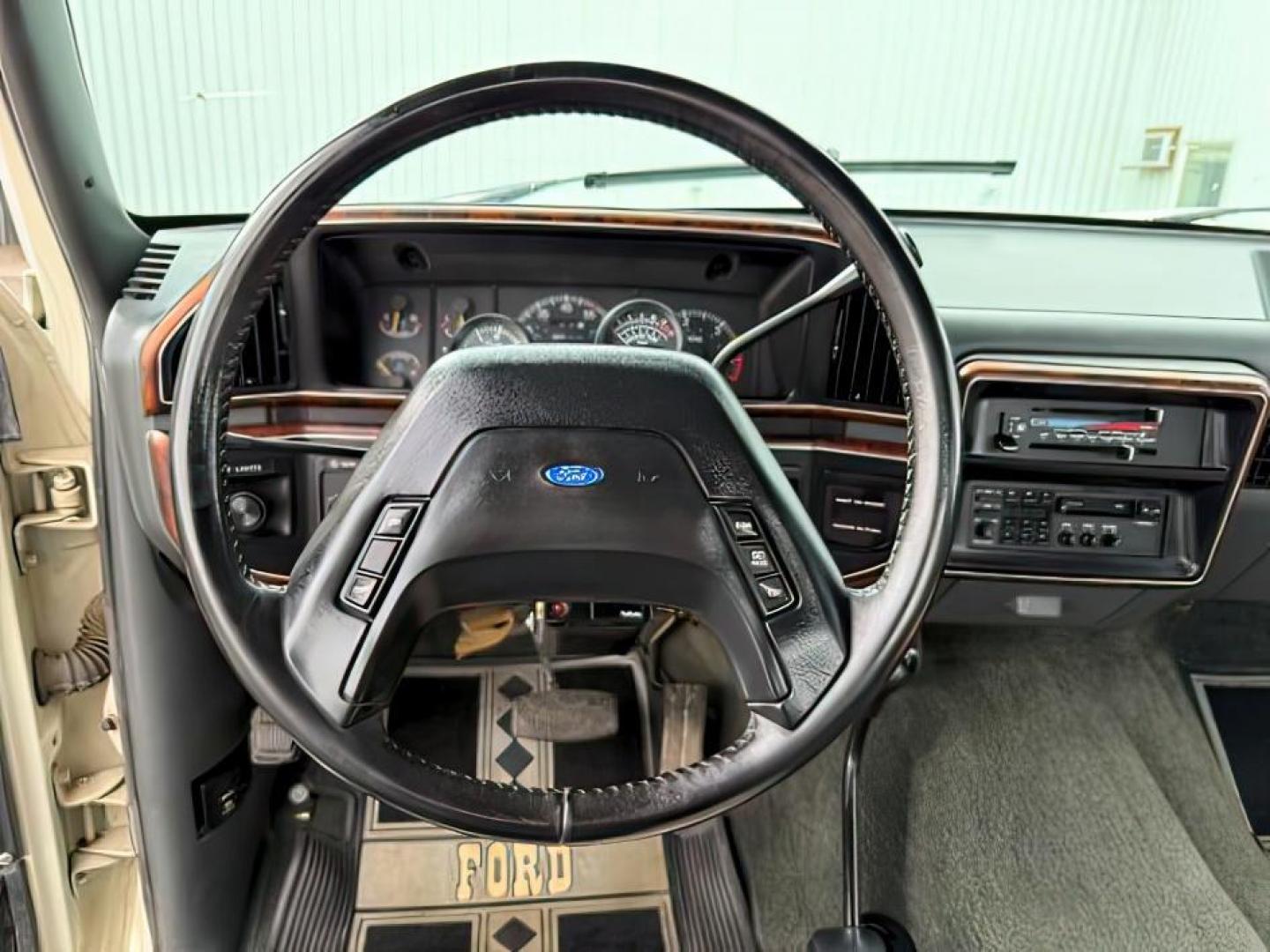 1990 WHITE /CLOTH Ford F-250 XLT (1FTHX26M2LK) with an 7.3L V-8 diesel direct injection engine, AUTOMATIC transmission, located at 1235 N Woodruff Ave., Idaho Falls, 83401, (208) 523-1053, 43.507172, -112.000488 - At Timberline Auto, finding a great deal on your next vehicle is always easy! Our experienced sales staff's goal is to help find you the right vehicle at the right price! Our knowledgeable finance department has options for almost any credit score. We offer extended service contract options to prote - Photo#14