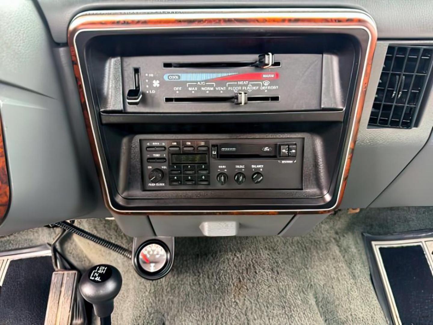 1990 WHITE /CLOTH Ford F-250 XLT (1FTHX26M2LK) with an 7.3L V-8 diesel direct injection engine, AUTOMATIC transmission, located at 1235 N Woodruff Ave., Idaho Falls, 83401, (208) 523-1053, 43.507172, -112.000488 - At Timberline Auto, finding a great deal on your next vehicle is always easy! Our experienced sales staff's goal is to help find you the right vehicle at the right price! Our knowledgeable finance department has options for almost any credit score. We offer extended service contract options to prote - Photo#15