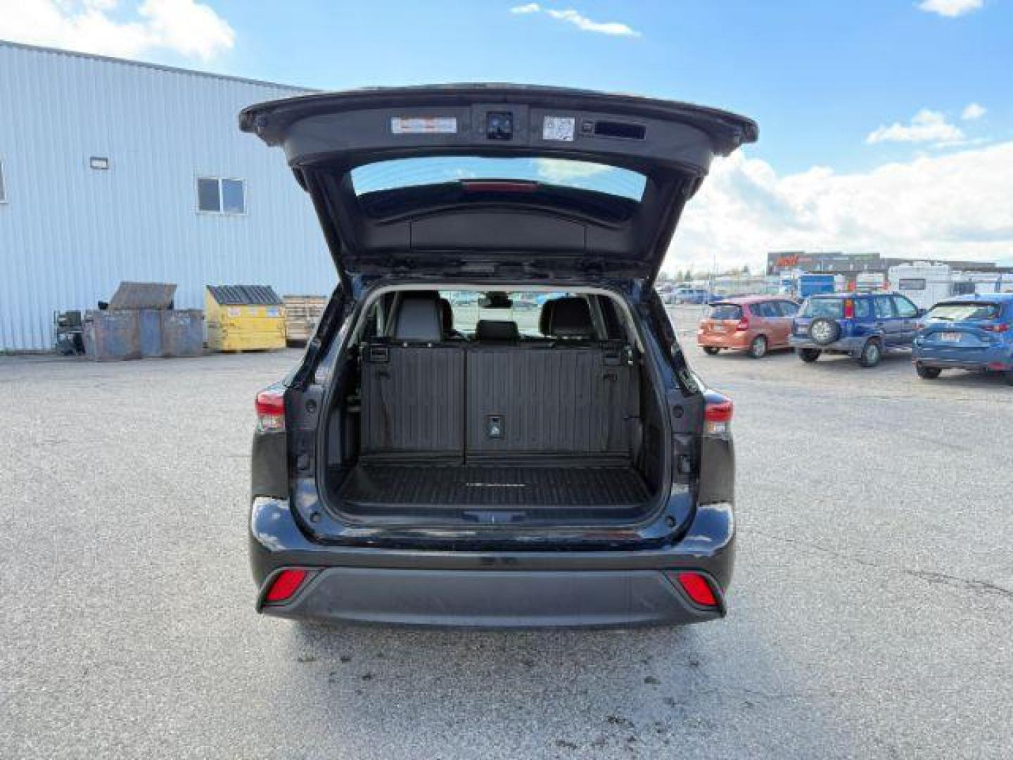 2024 BLACK /Black Toyota Highlander XLE (5TDKDRBH9RS) with an 2.4L I-4 port/direct injection engine, AUTOMATIC transmission, located at 1235 N Woodruff Ave., Idaho Falls, 83401, (208) 523-1053, 43.507172, -112.000488 - At Timberline Auto, finding a great deal on your next vehicle is always easy! Our experienced sales staff's goal is to help find you the right vehicle at the right price! Our knowledgeable finance department has options for almost any credit score. We offer extended service contract options to prote - Photo#29