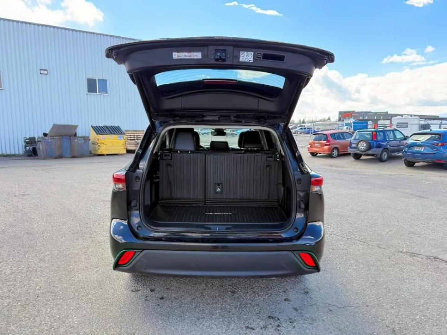 2024 BLACK /Black Toyota Highlander XLE (5TDKDRBH9RS) with an 2.4L I-4 port/direct injection engine, AUTOMATIC transmission, located at 1235 N Woodruff Ave., Idaho Falls, 83401, (208) 523-1053, 43.507172, -112.000488 - At Timberline Auto, finding a great deal on your next vehicle is always easy! Our experienced sales staff's goal is to help find you the right vehicle at the right price! Our knowledgeable finance department has options for almost any credit score. We offer extended service contract options to prote - Photo#4