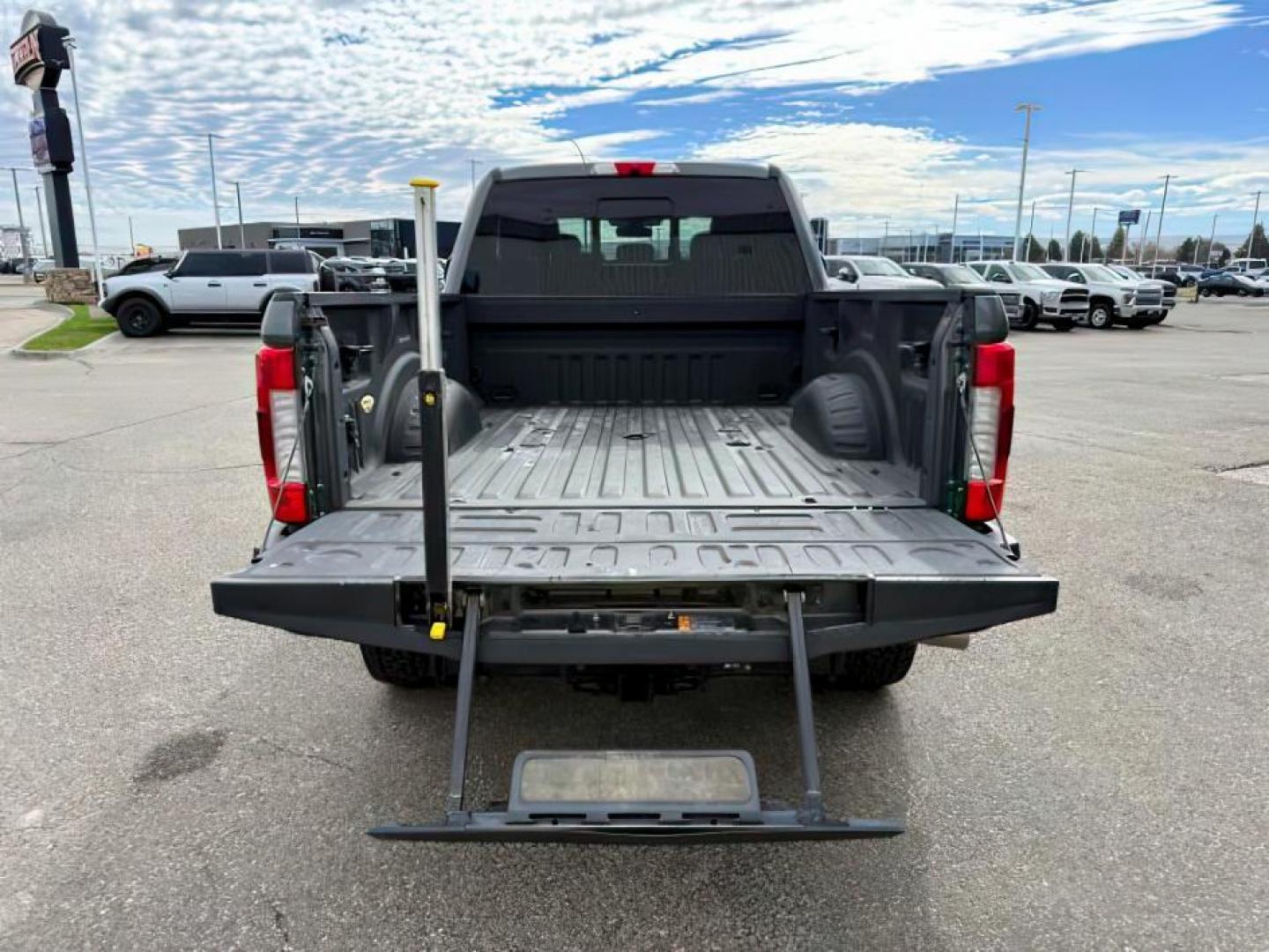 2019 GRAY /Black Ford F-350 Platinum (1FT8W3BT6KE) with an Powerstroke 6.7L V-8 diesel direct injection engine, AUTOMATIC transmission, located at 1235 N Woodruff Ave., Idaho Falls, 83401, (208) 523-1053, 43.507172, -112.000488 - At Timberline Auto, finding a great deal on your next vehicle is always easy! Our experienced sales staff's goal is to help find you the right vehicle at the right price! Our knowledgeable finance department has options for almost any credit score. We offer extended service contract options to prote - Photo#4