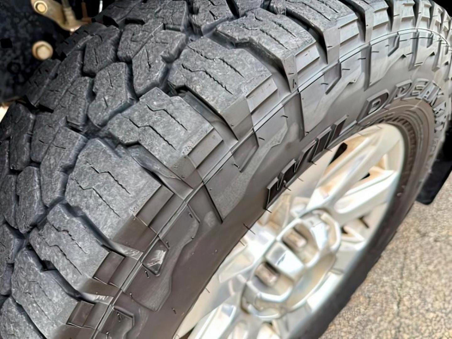 2019 GRAY /Black Ford F-350 Platinum (1FT8W3BT6KE) with an Powerstroke 6.7L V-8 diesel direct injection engine, AUTOMATIC transmission, located at 1235 N Woodruff Ave., Idaho Falls, 83401, (208) 523-1053, 43.507172, -112.000488 - At Timberline Auto, finding a great deal on your next vehicle is always easy! Our experienced sales staff's goal is to help find you the right vehicle at the right price! Our knowledgeable finance department has options for almost any credit score. We offer extended service contract options to prote - Photo#9