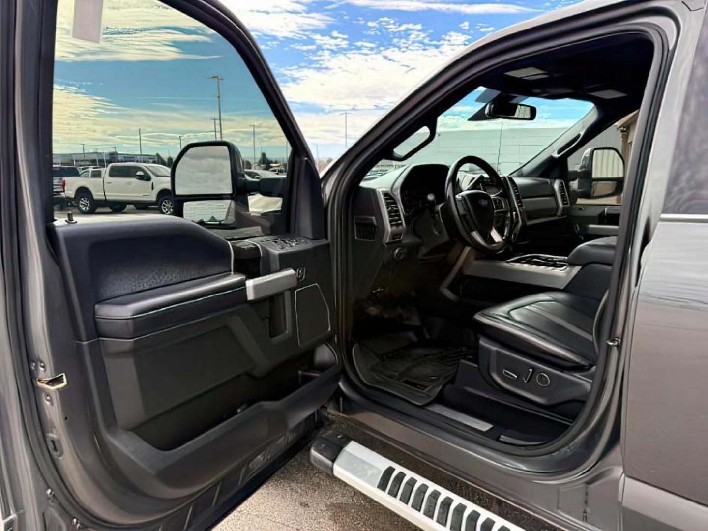 2019 GRAY /Black Ford F-350 Platinum (1FT8W3BT6KE) with an Powerstroke 6.7L V-8 diesel direct injection engine, AUTOMATIC transmission, located at 1235 N Woodruff Ave., Idaho Falls, 83401, (208) 523-1053, 43.507172, -112.000488 - At Timberline Auto, finding a great deal on your next vehicle is always easy! Our experienced sales staff's goal is to help find you the right vehicle at the right price! Our knowledgeable finance department has options for almost any credit score. We offer extended service contract options to prote - Photo#11