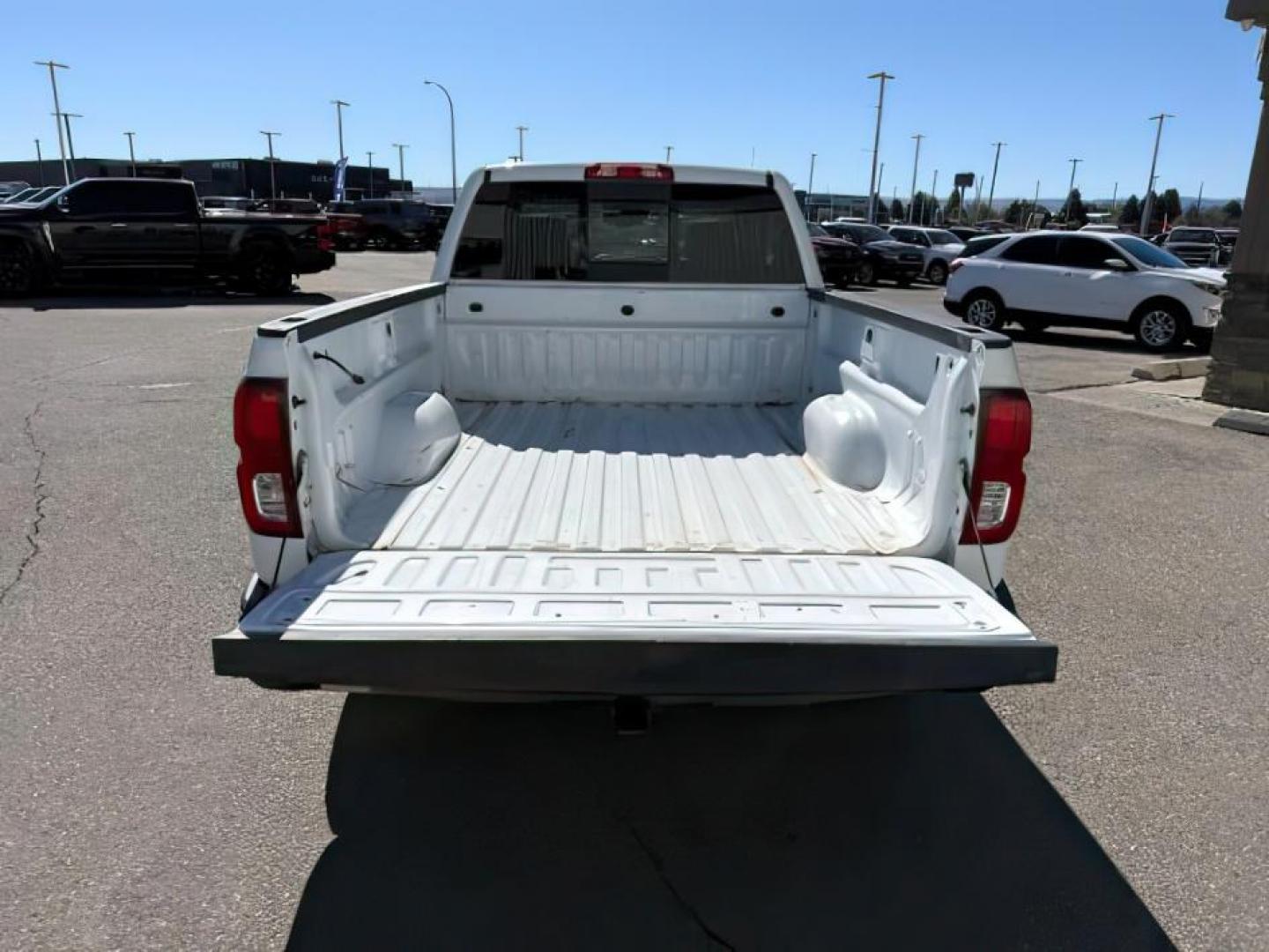 2016 WHITE /LEATHER Chevrolet Silverado 1500 (1GCVKSEC0GZ) with an 53L V8 VORTEC engine, Automatic transmission, located at 1175 N Woodruff Ave, Idaho Falls, ID, 83401, 43.506901, -111.999657 - At Timberline Auto, finding a great deal on your next vehicle is always easy! Our experienced sales staff's goal is to help find you the right vehicle at the right price! Our knowledgeable finance department has options for almost any credit score. We offer extended service contract options to prote - Photo#5