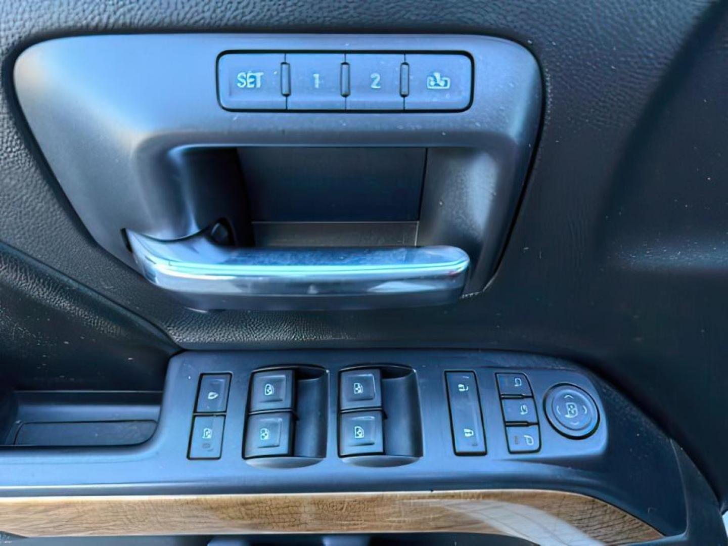 2016 WHITE /LEATHER Chevrolet Silverado 1500 (1GCVKSEC0GZ) with an 53L V8 VORTEC engine, Automatic transmission, located at 1175 N Woodruff Ave, Idaho Falls, ID, 83401, 43.506901, -111.999657 - At Timberline Auto, finding a great deal on your next vehicle is always easy! Our experienced sales staff's goal is to help find you the right vehicle at the right price! Our knowledgeable finance department has options for almost any credit score. We offer extended service contract options to prote - Photo#25