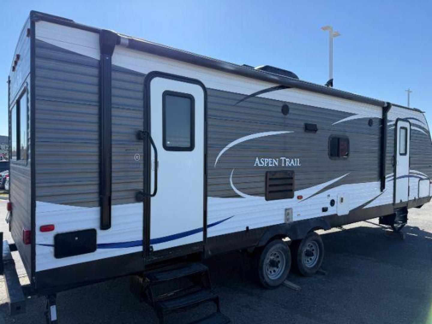2017 GREY/WHITE /VINYL DUTCHMAN ASPEN 2860 RLS (4YDT28627HY) with an NA engine, located at 1175 N Woodruff Ave, Idaho Falls, ID, 83401, 43.506901, -111.999657 - At Timberline Auto, finding a great deal on your next vehicle is always easy! Our experienced sales staff's goal is to help find you the right vehicle at the right price! Our knowledgeable finance department has options for almost any credit score. We offer extended service contract options to prote - Photo#5