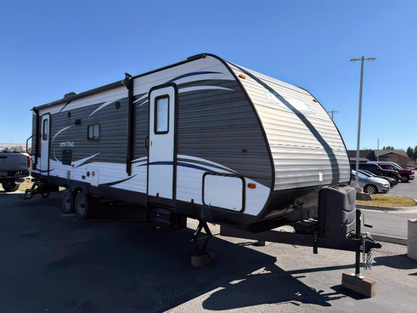 2017 GREY/WHITE /VINYL DUTCHMAN ASPEN 2860 RLS (4YDT28627HY) with an NA engine, located at 1175 N Woodruff Ave, Idaho Falls, ID, 83401, 43.506901, -111.999657 - At Timberline Auto, finding a great deal on your next vehicle is always easy! Our experienced sales staff's goal is to help find you the right vehicle at the right price! Our knowledgeable finance department has options for almost any credit score. We offer extended service contract options to prote - Photo#0