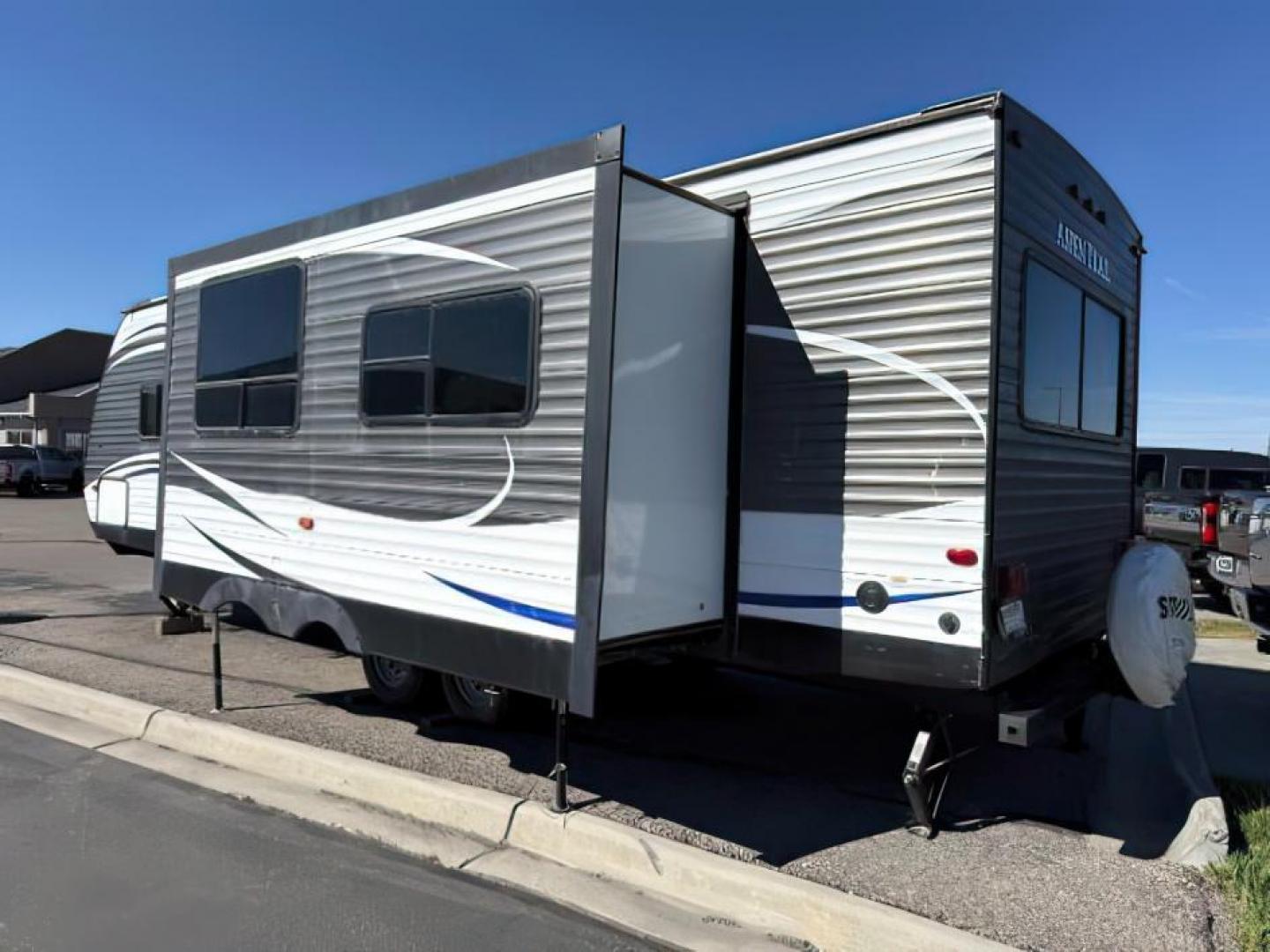 2017 GREY/WHITE /VINYL DUTCHMAN ASPEN 2860 RLS (4YDT28627HY) with an NA engine, located at 1175 N Woodruff Ave, Idaho Falls, ID, 83401, 43.506901, -111.999657 - At Timberline Auto, finding a great deal on your next vehicle is always easy! Our experienced sales staff's goal is to help find you the right vehicle at the right price! Our knowledgeable finance department has options for almost any credit score. We offer extended service contract options to prote - Photo#3