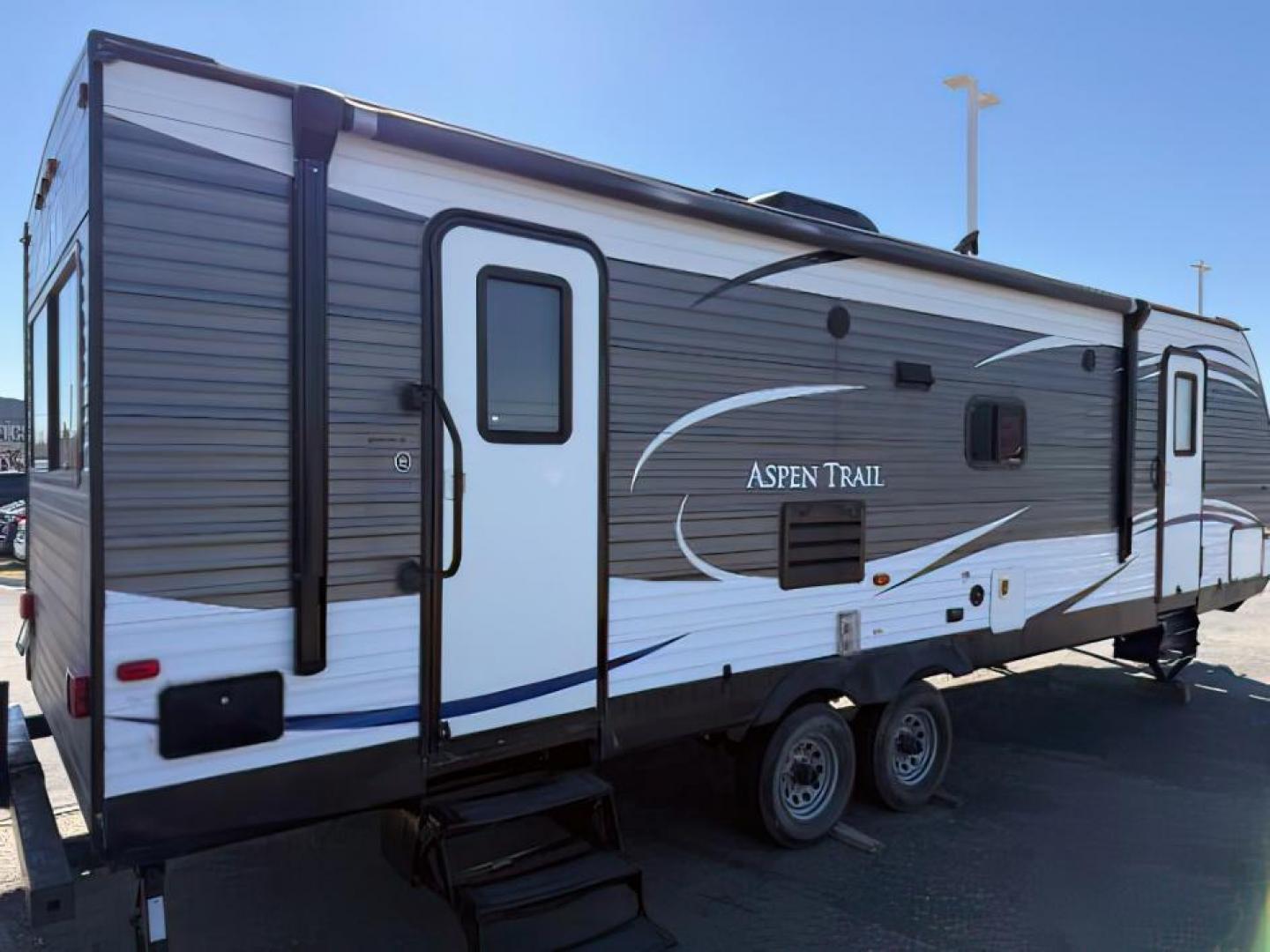 2017 GREY/WHITE /VINYL DUTCHMAN ASPEN 2860 RLS (4YDT28627HY) with an NA engine, located at 1175 N Woodruff Ave, Idaho Falls, ID, 83401, 43.506901, -111.999657 - At Timberline Auto, finding a great deal on your next vehicle is always easy! Our experienced sales staff's goal is to help find you the right vehicle at the right price! Our knowledgeable finance department has options for almost any credit score. We offer extended service contract options to prote - Photo#5