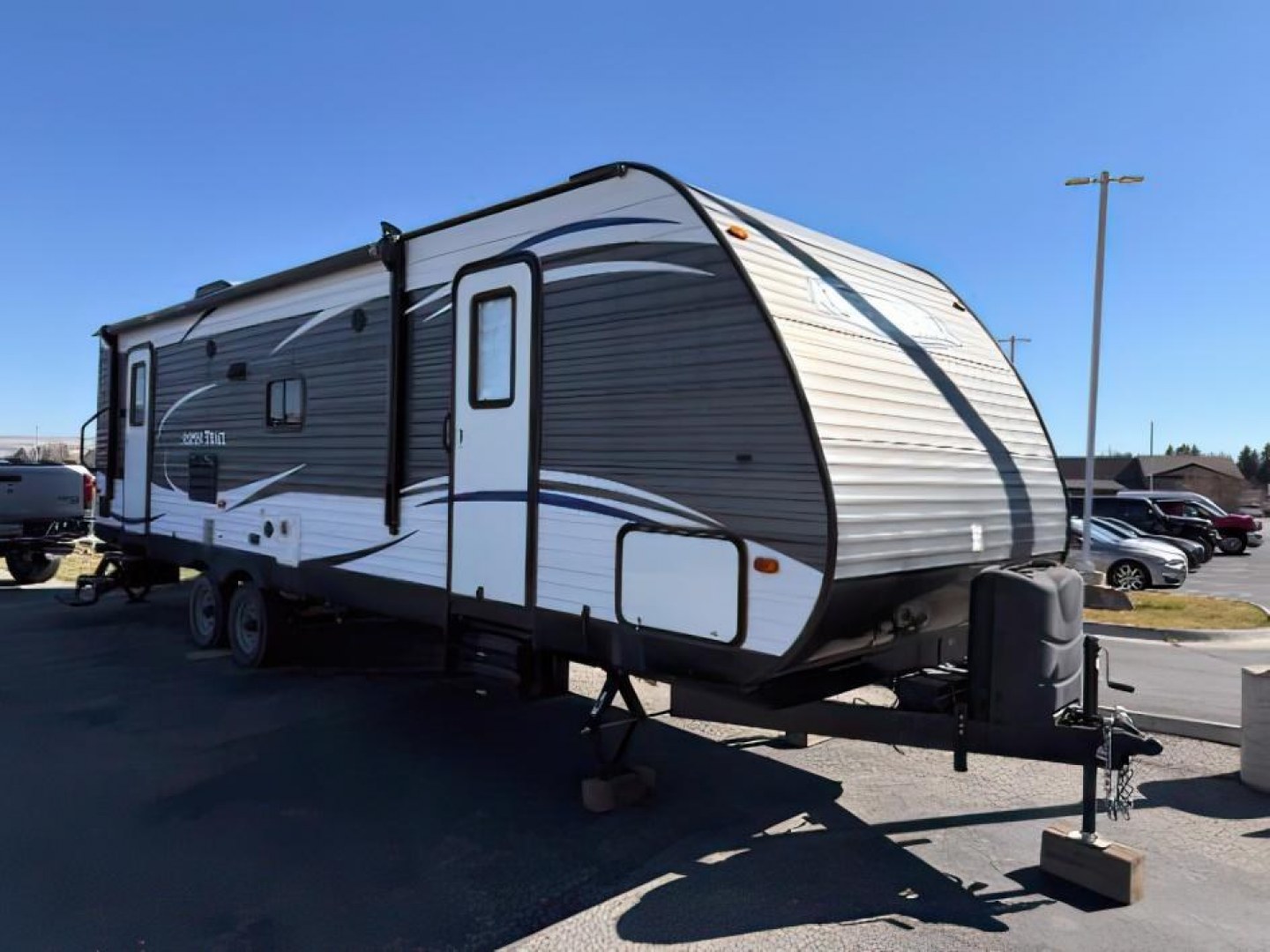 2017 GREY/WHITE /VINYL DUTCHMAN ASPEN 2860 RLS (4YDT28627HY) with an NA engine, located at 1175 N Woodruff Ave, Idaho Falls, ID, 83401, 43.506901, -111.999657 - At Timberline Auto, finding a great deal on your next vehicle is always easy! Our experienced sales staff's goal is to help find you the right vehicle at the right price! Our knowledgeable finance department has options for almost any credit score. We offer extended service contract options to prote- Photo#0